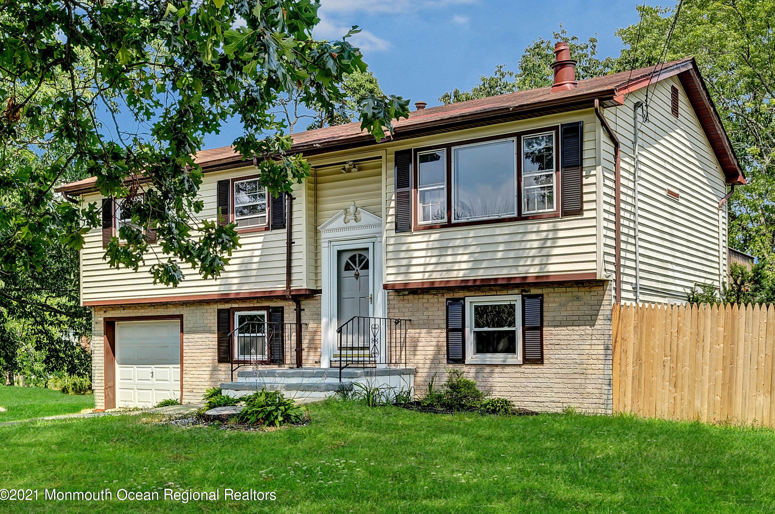 833 Holiday Ct, Toms River NJ  08753-3721 exterior