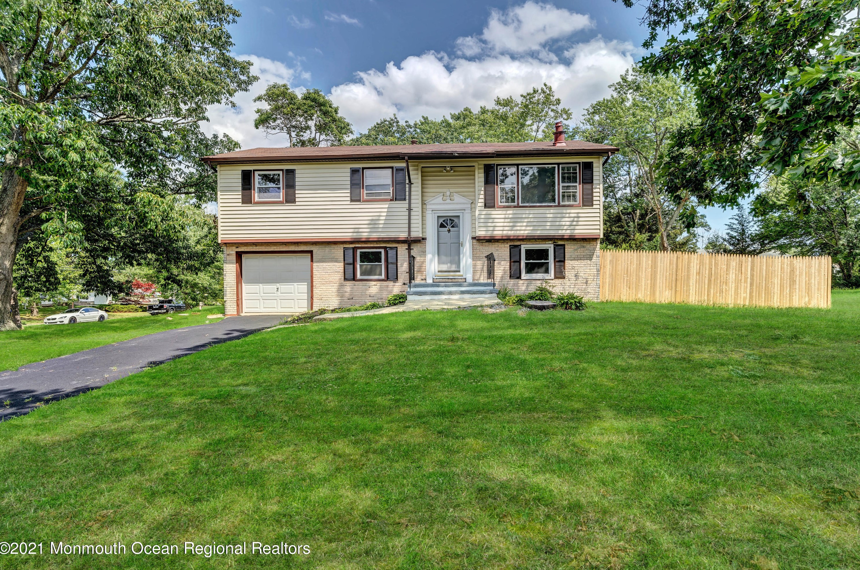 833 Holiday Ct, Toms River NJ  08753-3721 exterior