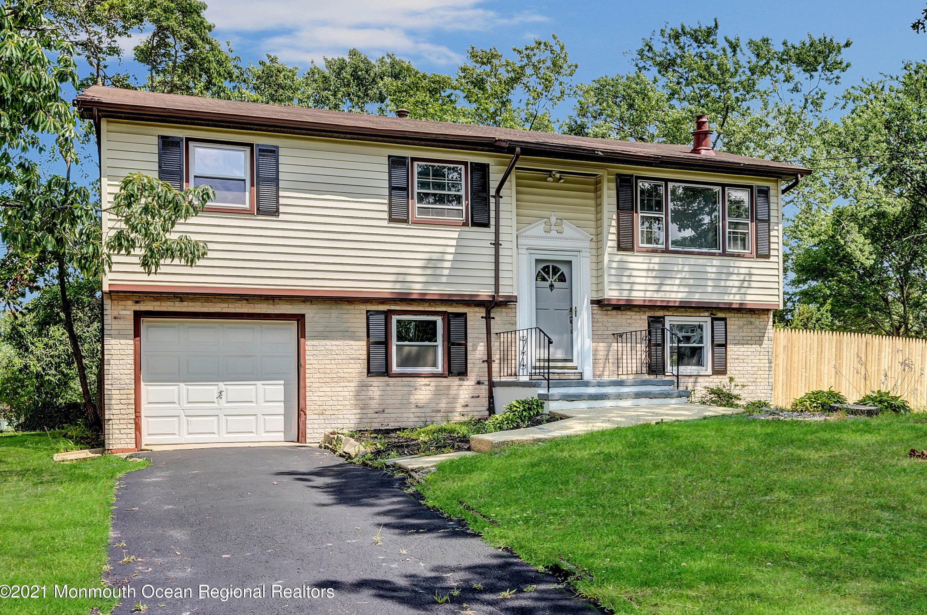 833 Holiday Ct, Toms River NJ  08753-3721 exterior