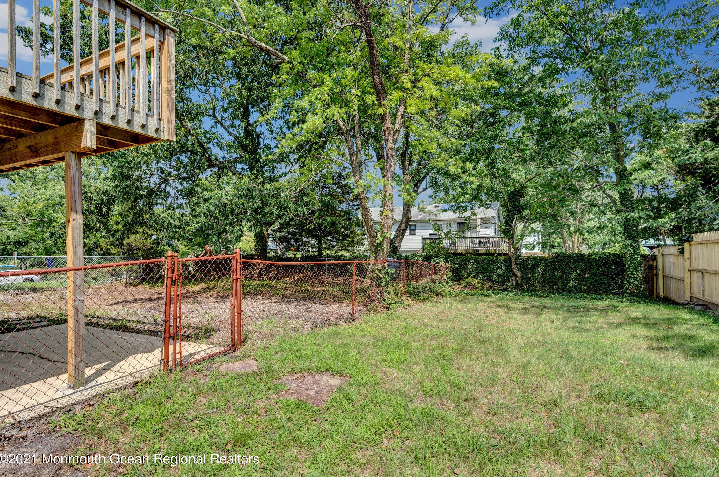 833 Holiday Ct, Toms River NJ  08753-3721 exterior