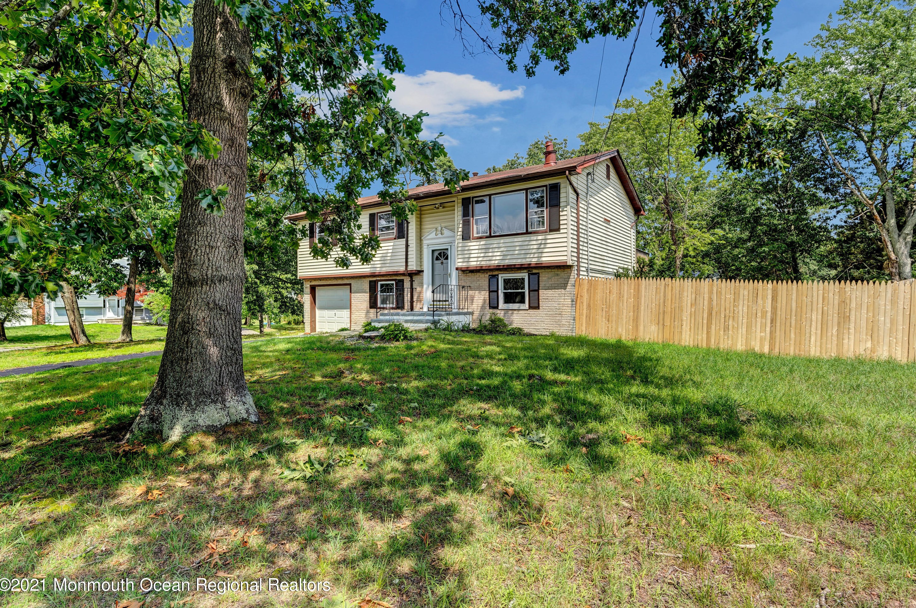 833 Holiday Ct, Toms River NJ  08753-3721 exterior