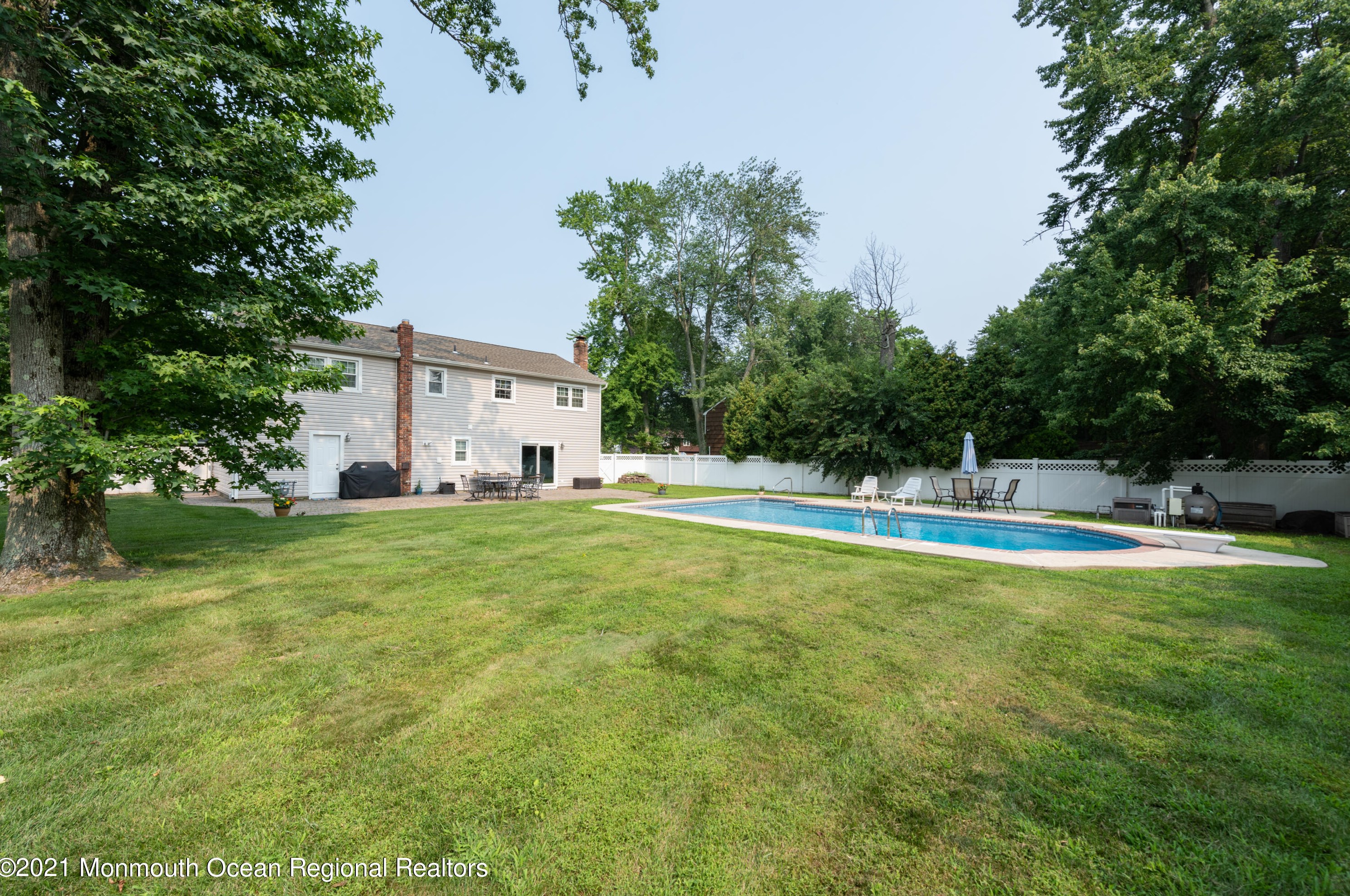 5 Sanders Dr, Middletown, NJ 07748