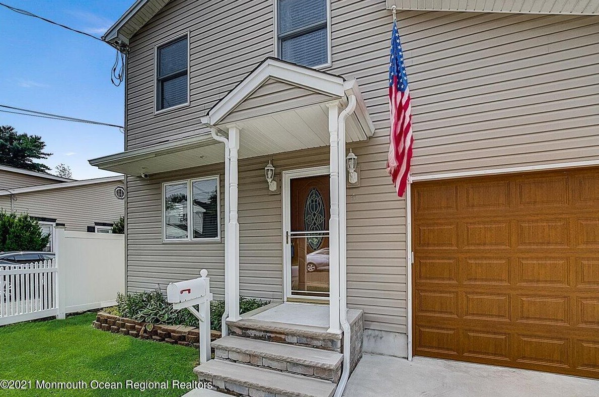 4 Sycamore Ave, Middletown, NJ 07748