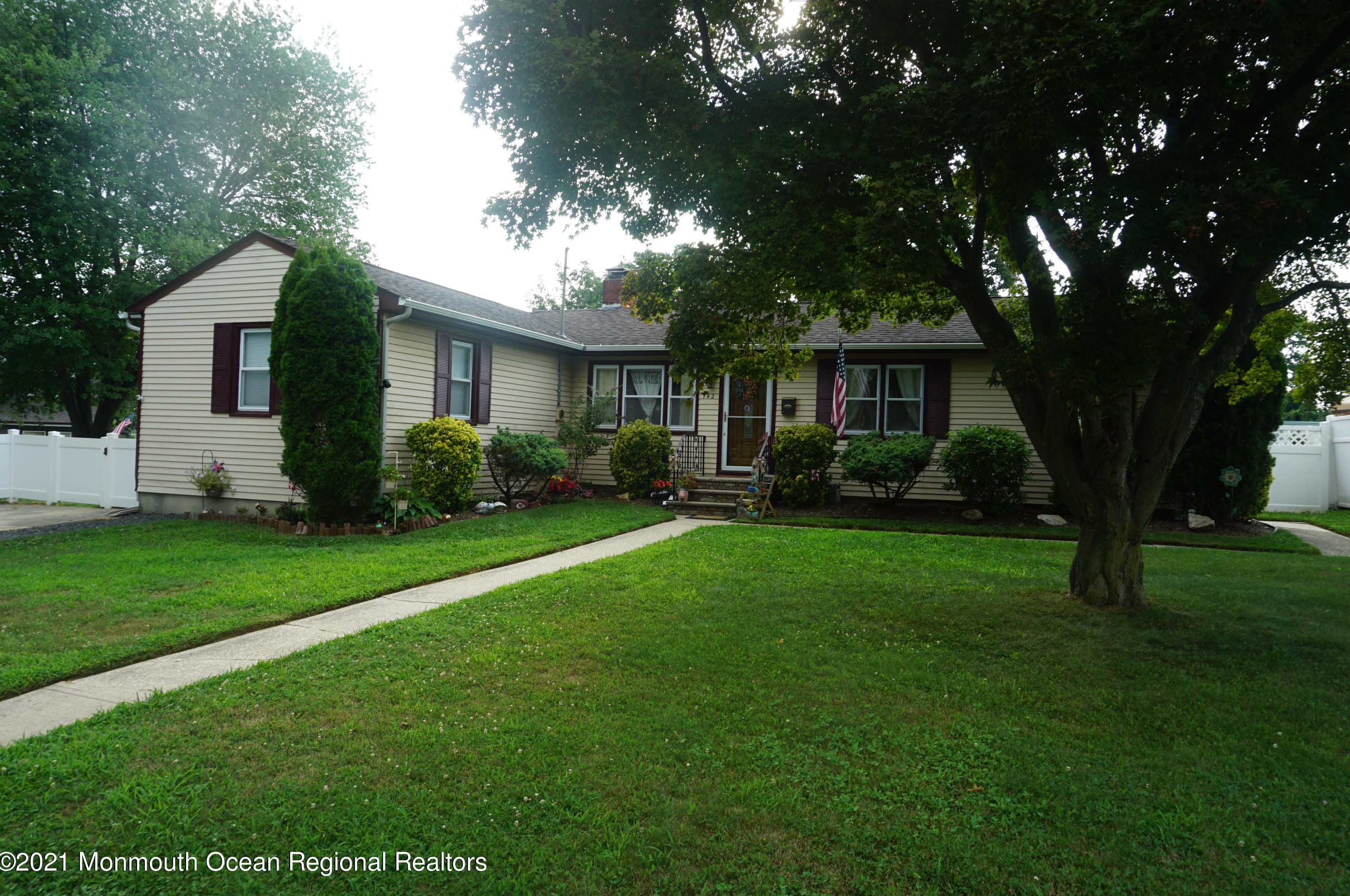 742 Lorraine Dr, Keyport, NJ 07735-5417