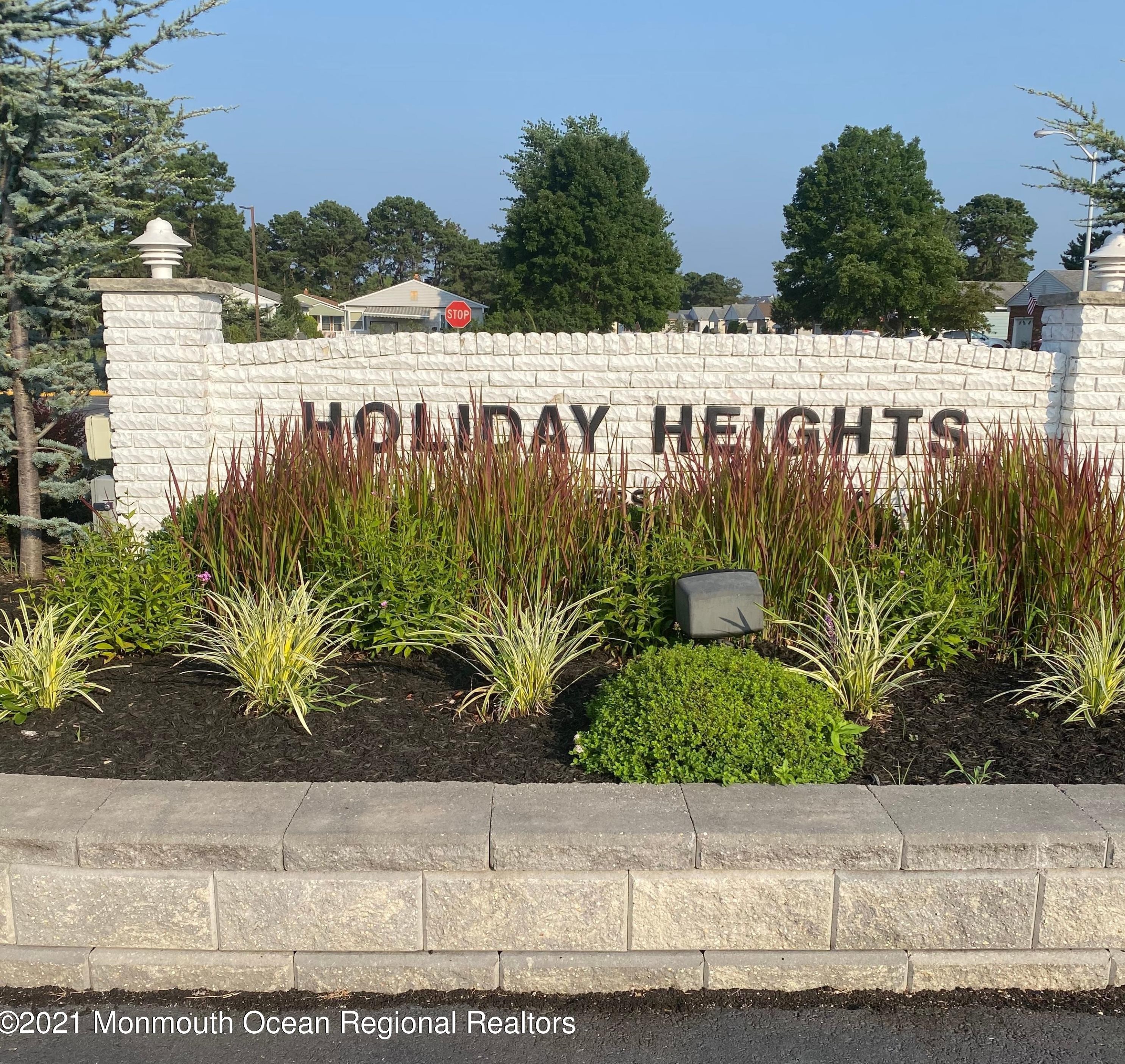14 Woodstock Dr, Toms River, NJ 08757-6525