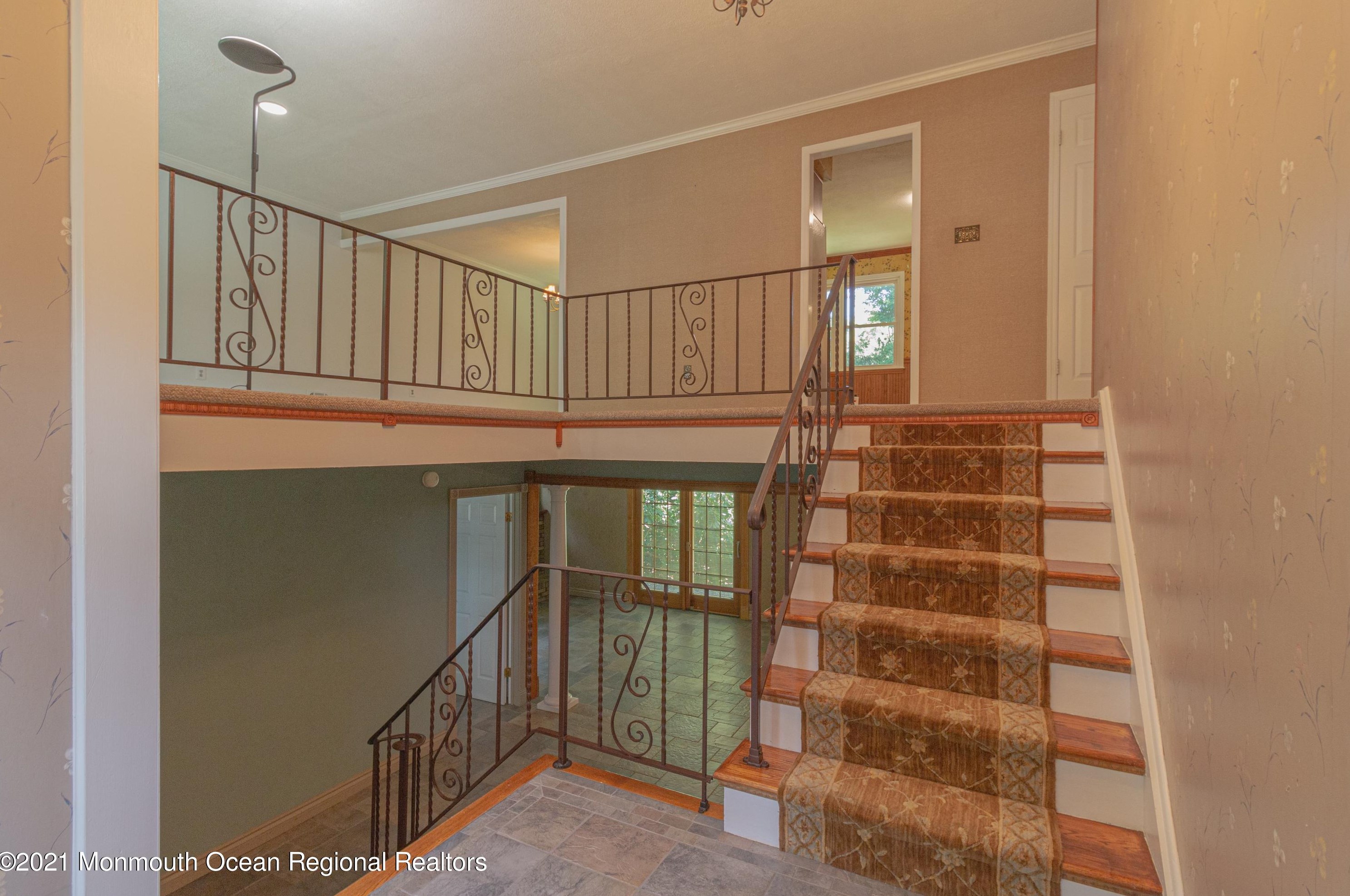 9 Twain Dr, Upper Freehold, NJ 08501-1662
