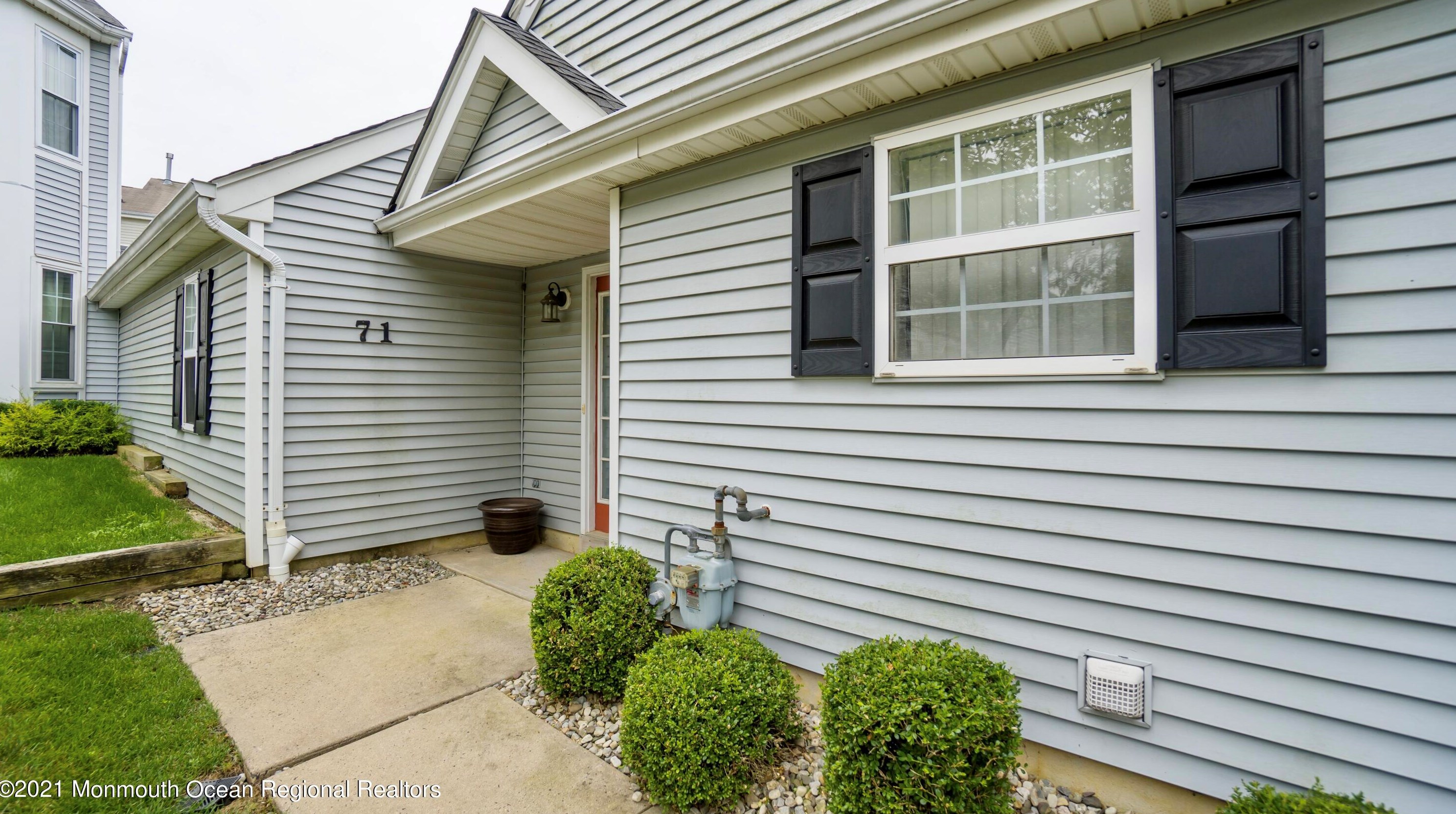 71 Pagoda Ln, East Freehold, NJ 07728