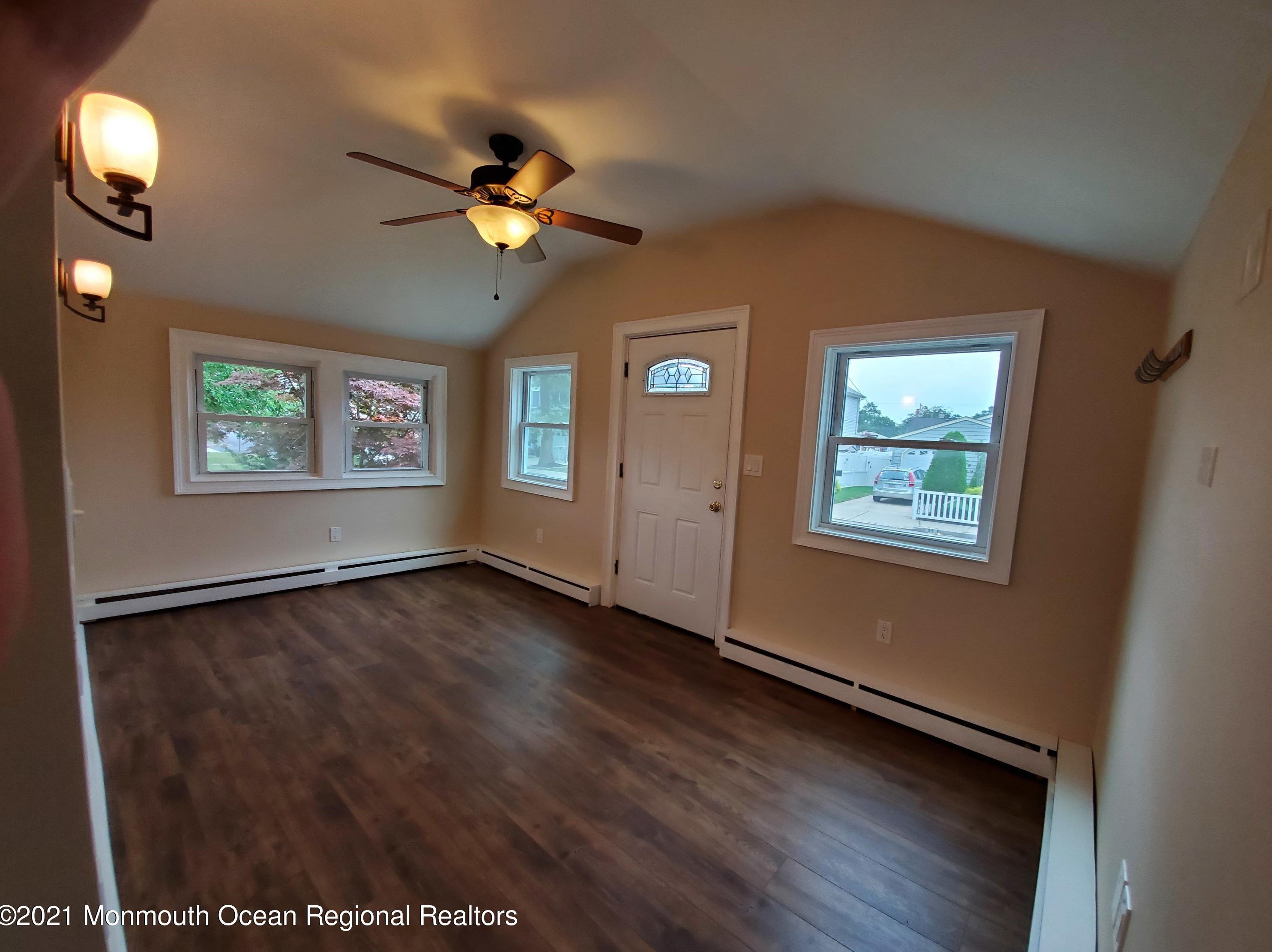 43 Shoreland Ter, Middletown, NJ 07748
