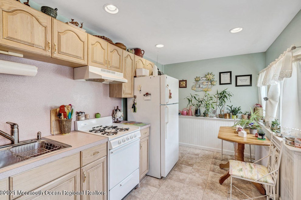 125 Monmouth Blvd, Oceanport NJ  07757-1621 exterior