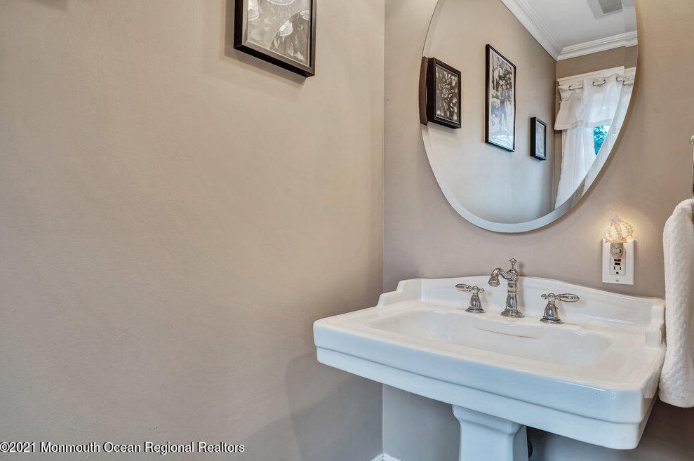 125 Monmouth Blvd, Oceanport NJ  07757-1621 exterior