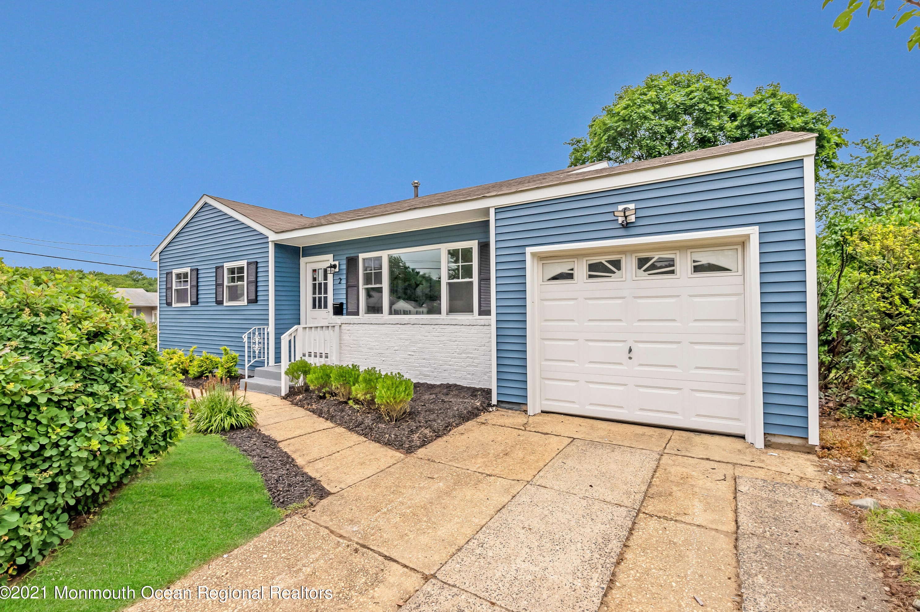 2 Oakwood Dr, Hazlet, NJ 07730