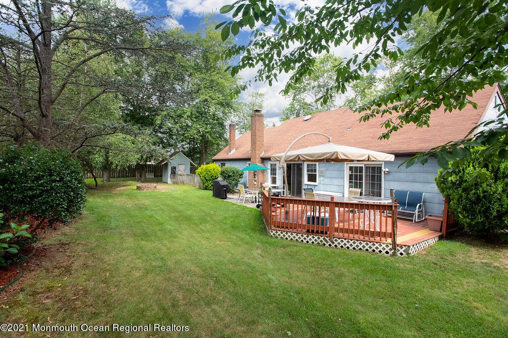 1 Scenic Ln, Matawan, NJ 07747-3420