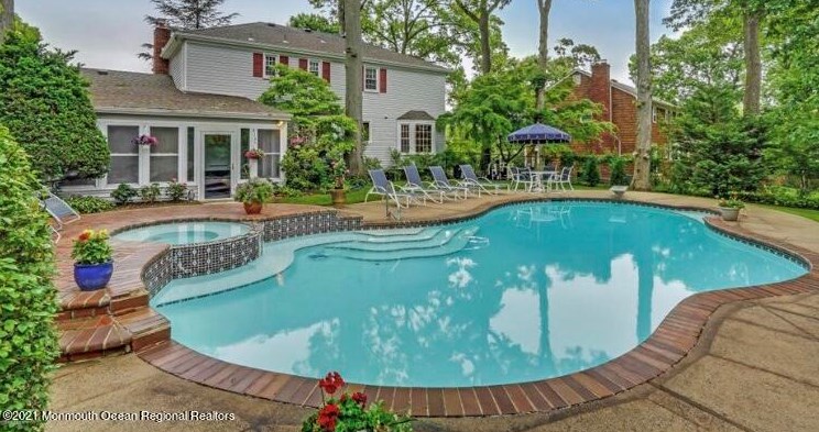 10 Karen Ct, West Long Branch, NJ 07764