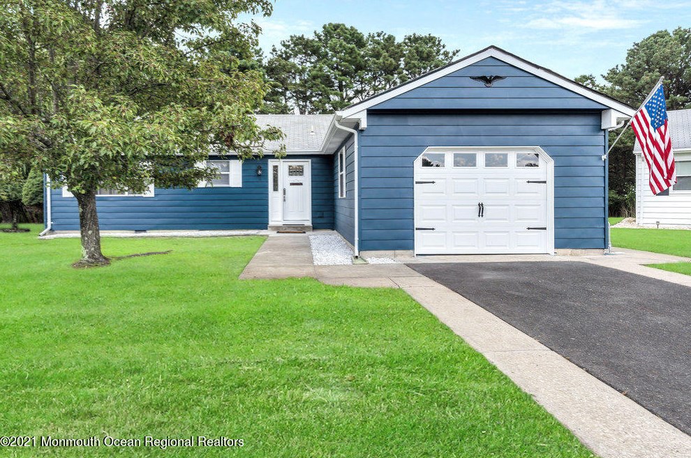 11 Oakham Ct, Toms River, NJ 08757