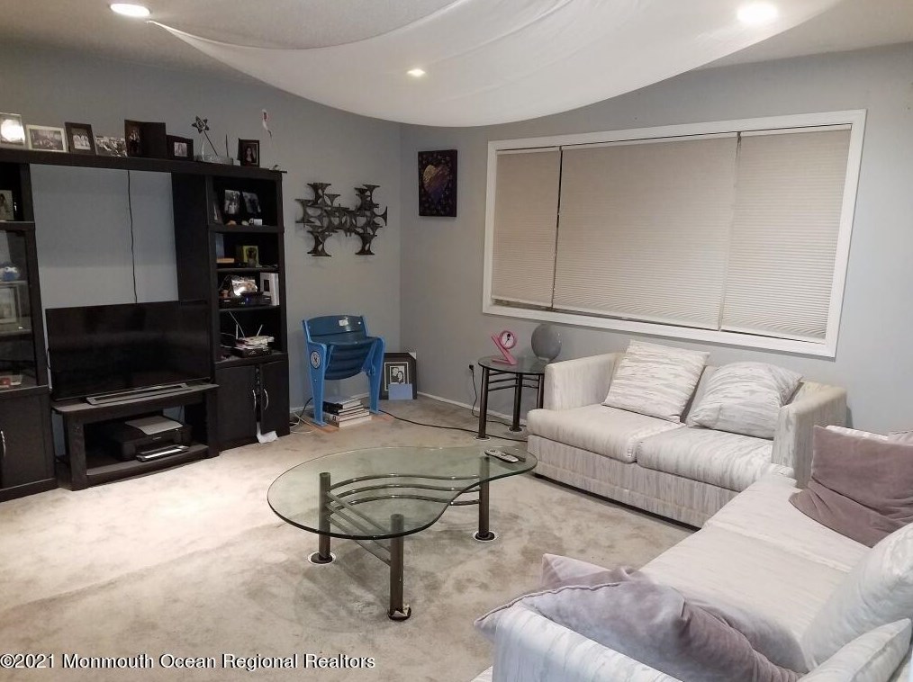17 Lone Star Ln, Millstone Township, NJ 07726-3877