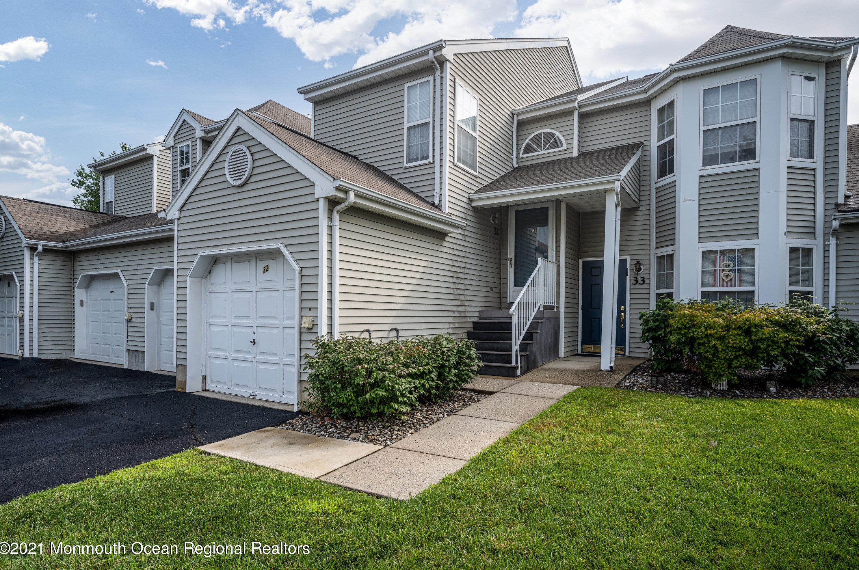 32 Pagoda Ln, East Freehold, NJ 07728