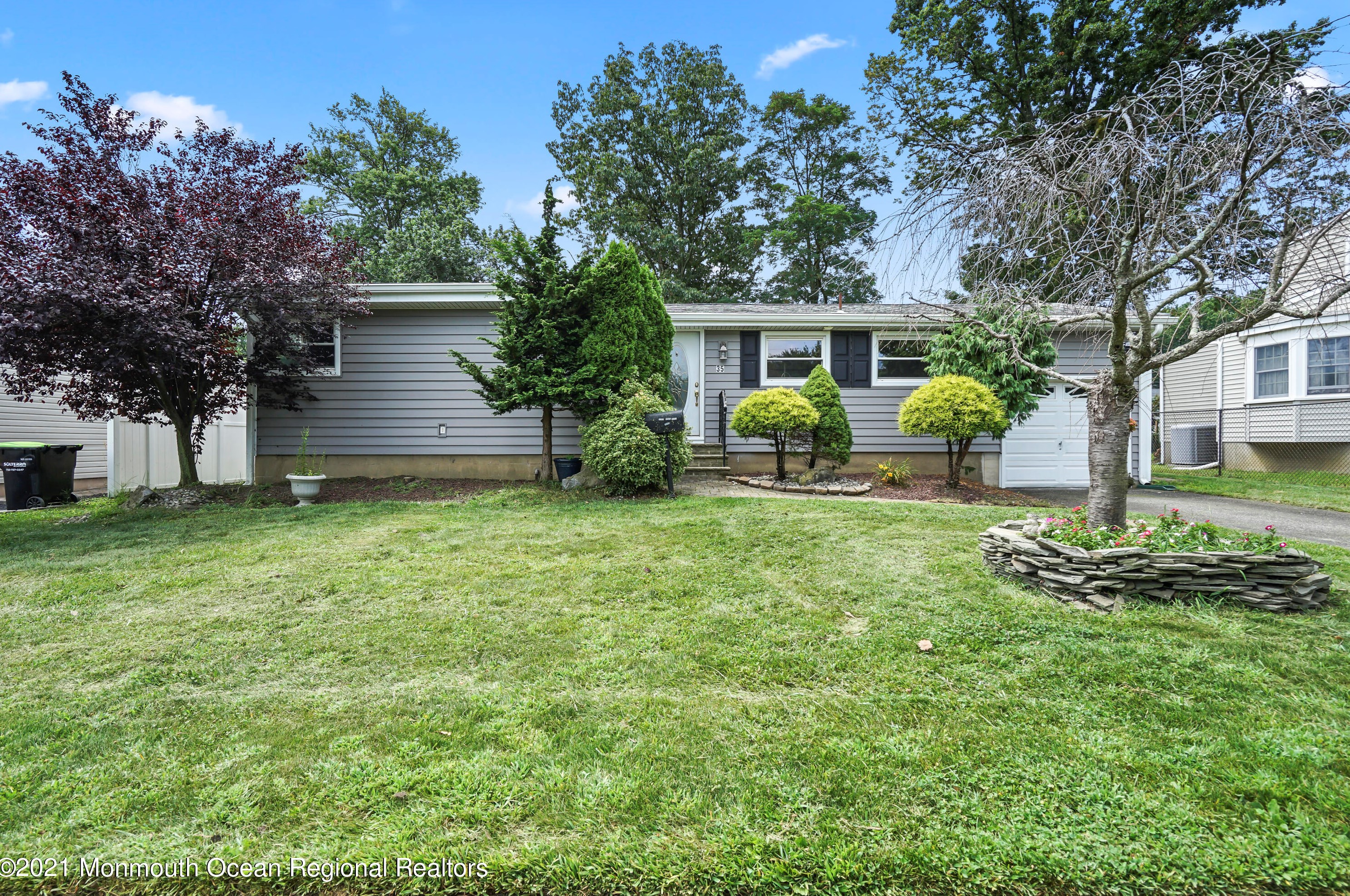 35 Lafayette Dr, Hazlet, NJ 07730