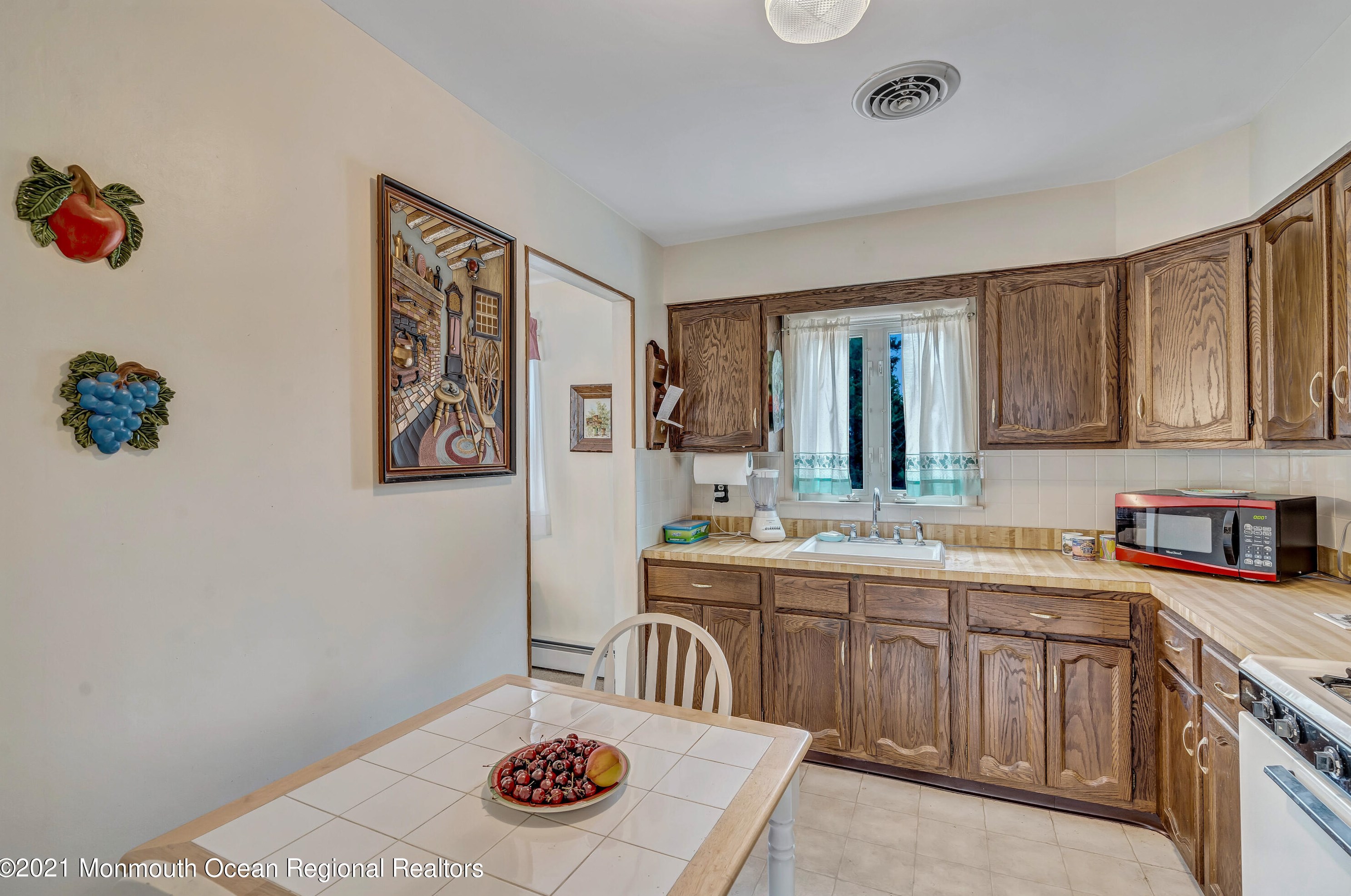 10 Edgewater Dr, Toms River, NJ 08757-5653