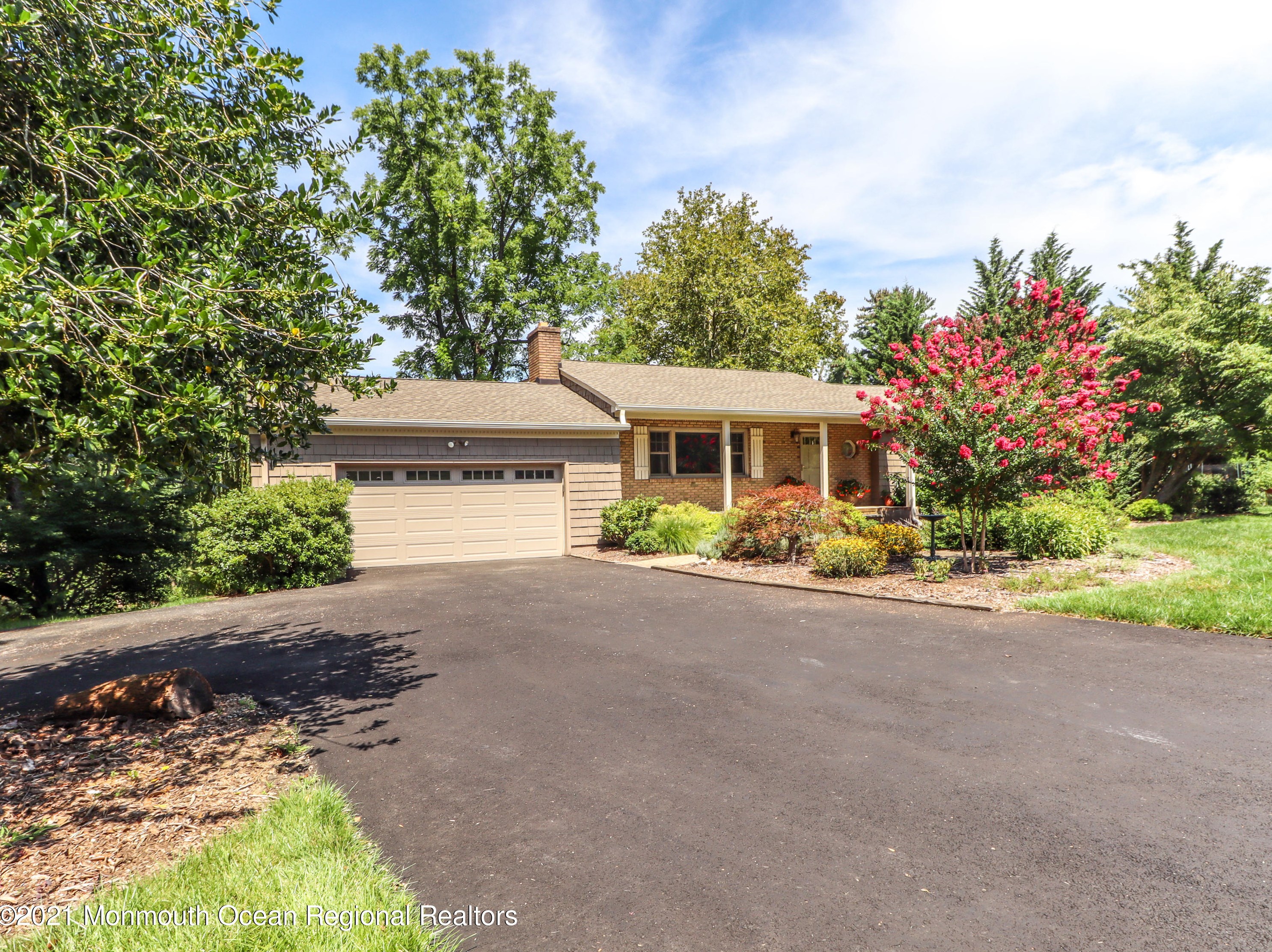 12 Theresa Dr, Holmdel Village, NJ 07733