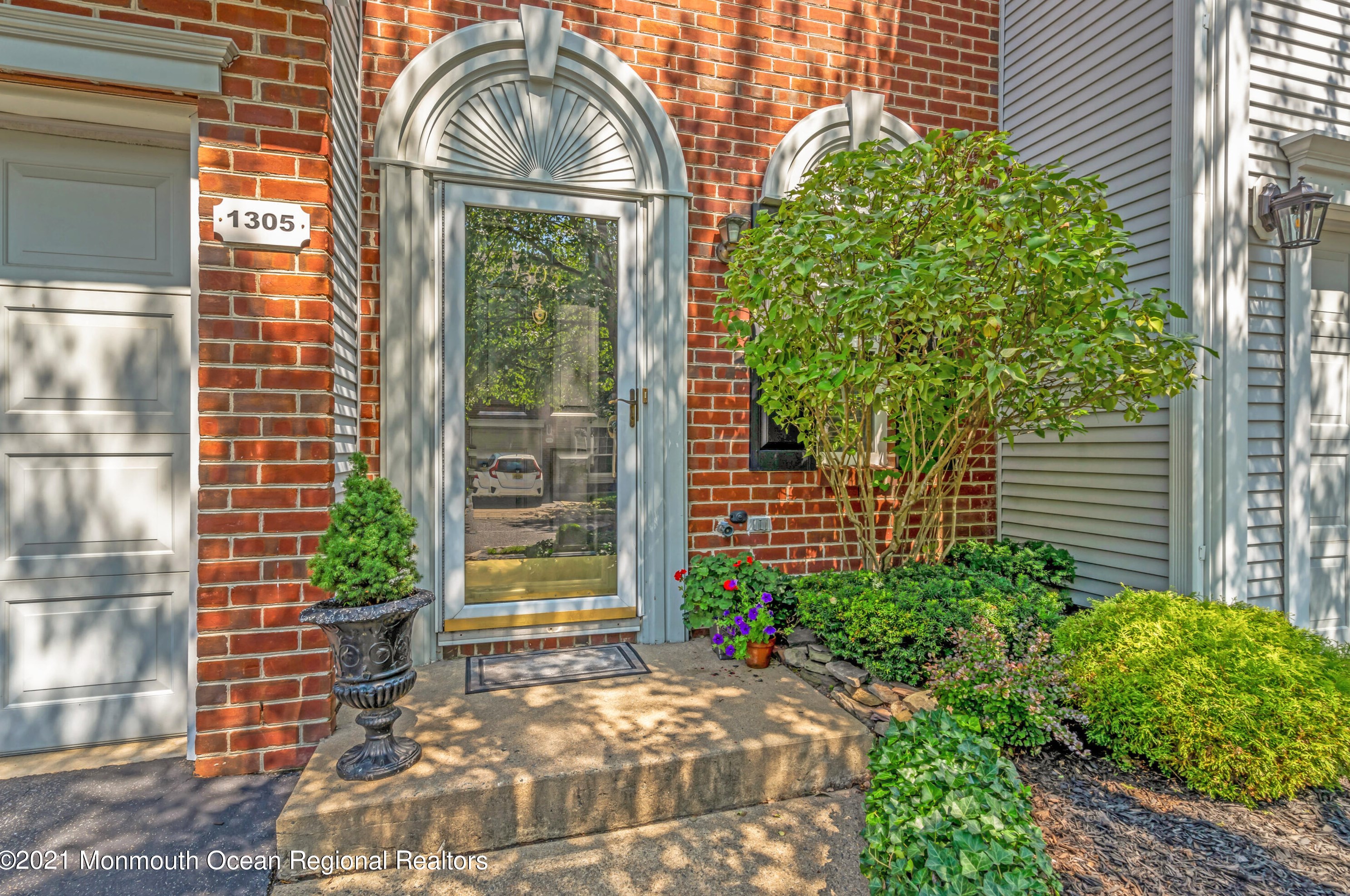 1305 King George Ln, Toms River, NJ 08753-3375