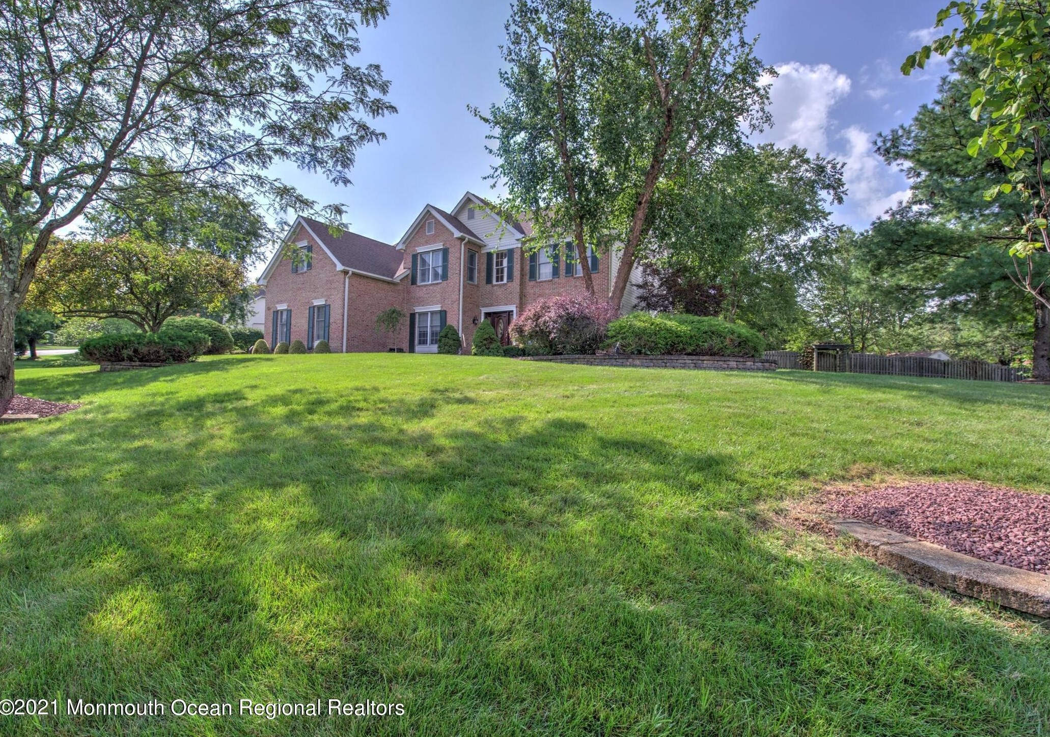 20 Round Hill Dr, East Freehold, NJ 07728