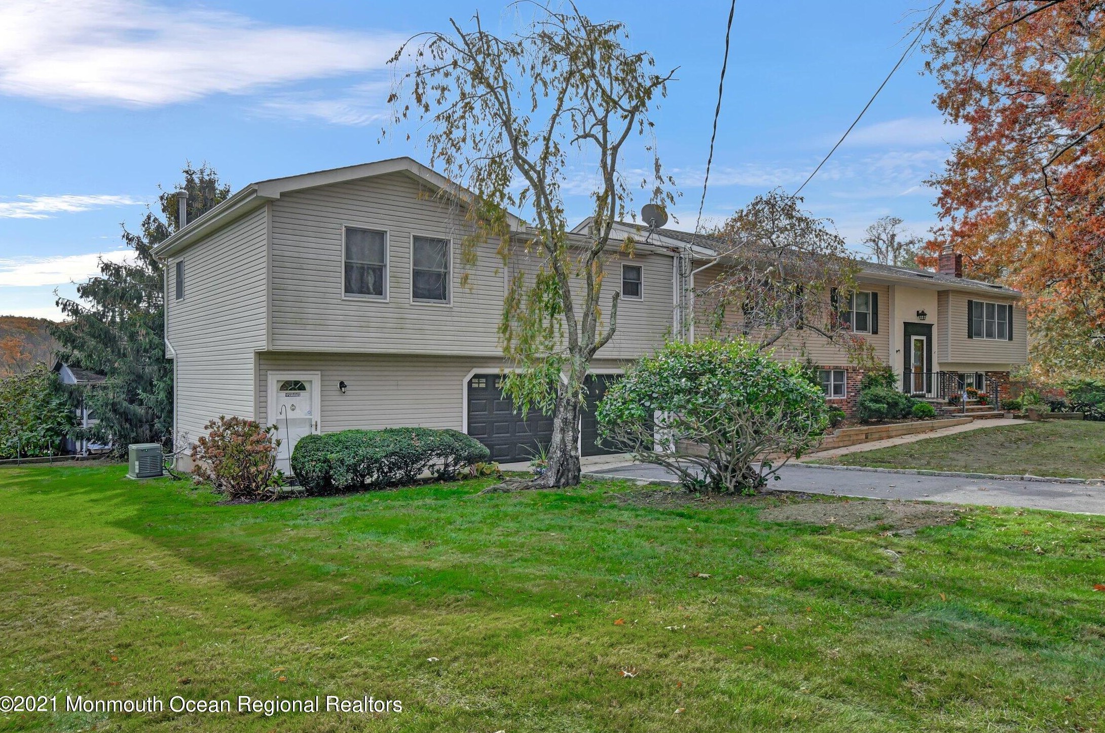 3 Commanche Dr, Middletown, NJ 07748
