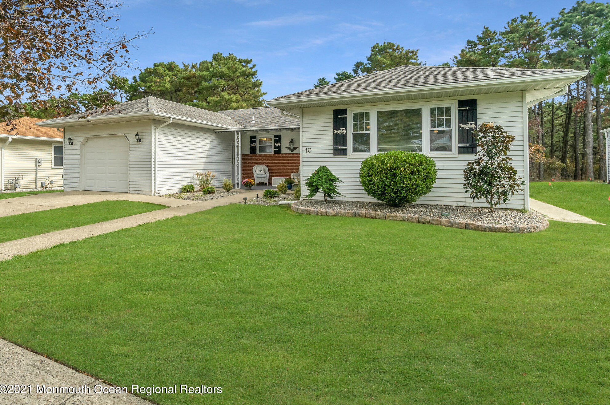 10 Linstead Ct, Toms River NJ  08757-6127 exterior