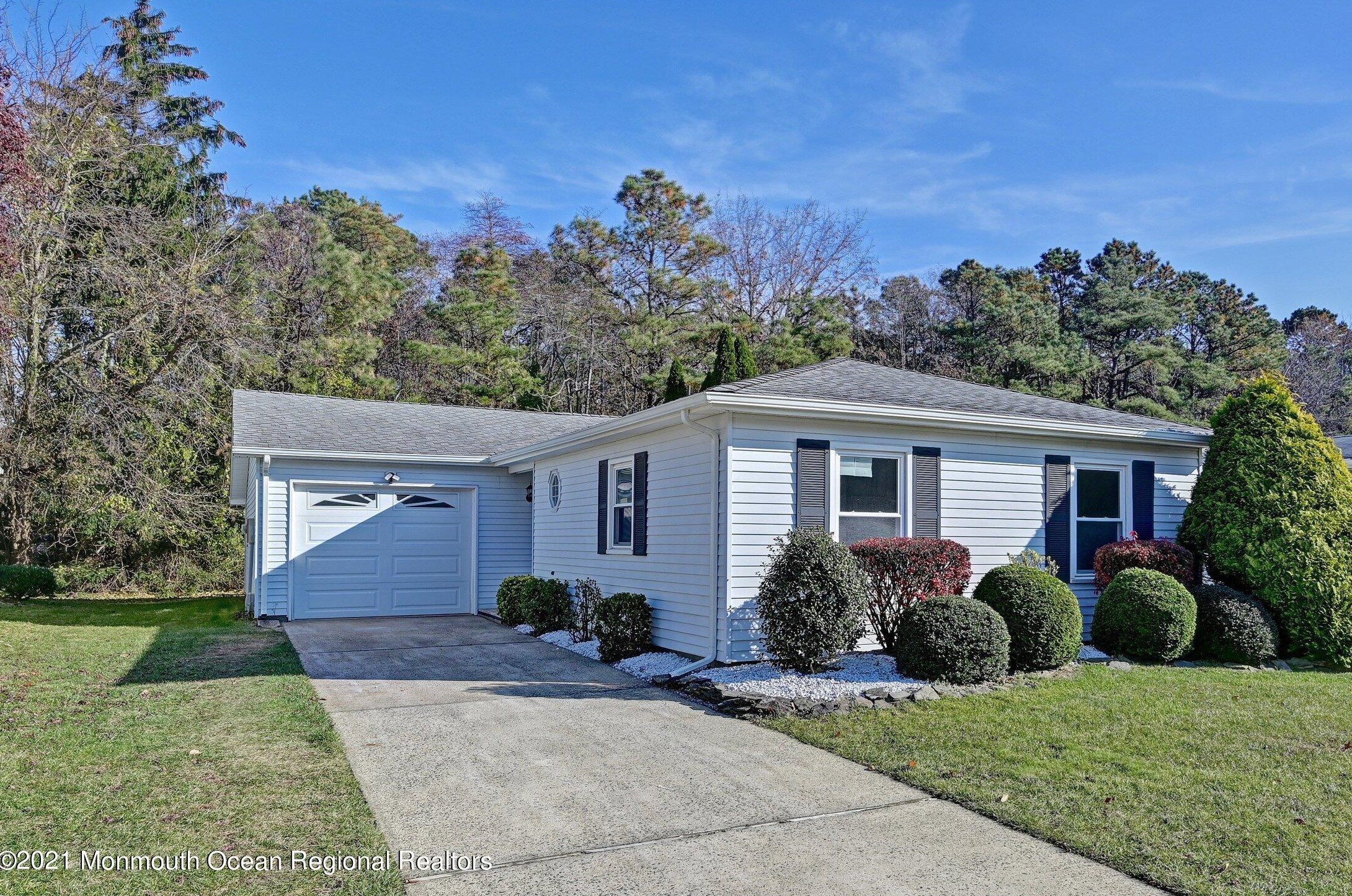 28 Regent Ct, Bricktown, NJ 08723