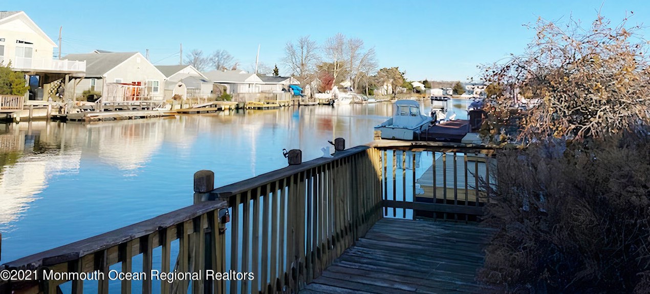 1064 Radio Rd, Tuckerton NJ  08087-1517 exterior