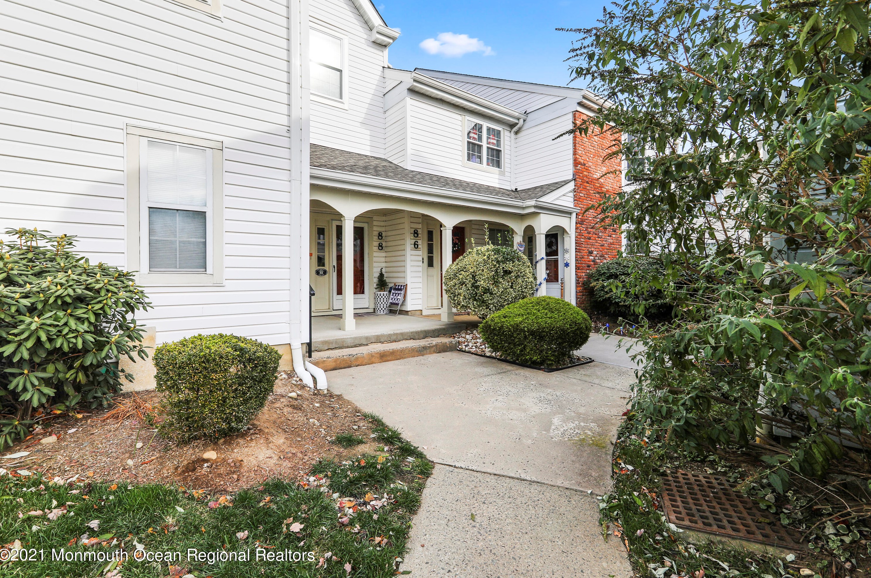 86 Tulip Ln, East Freehold, NJ 07728