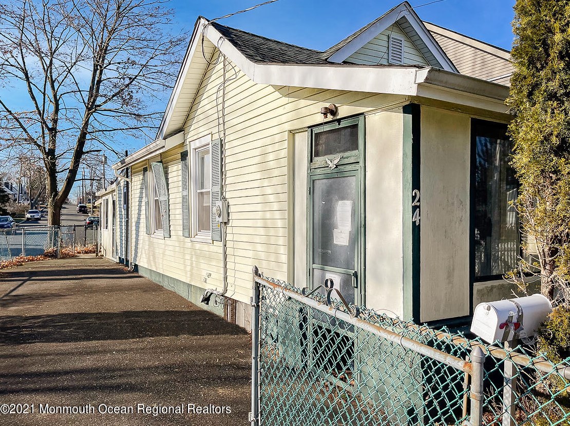 24 Albert St, Tinton Falls, NJ 07701