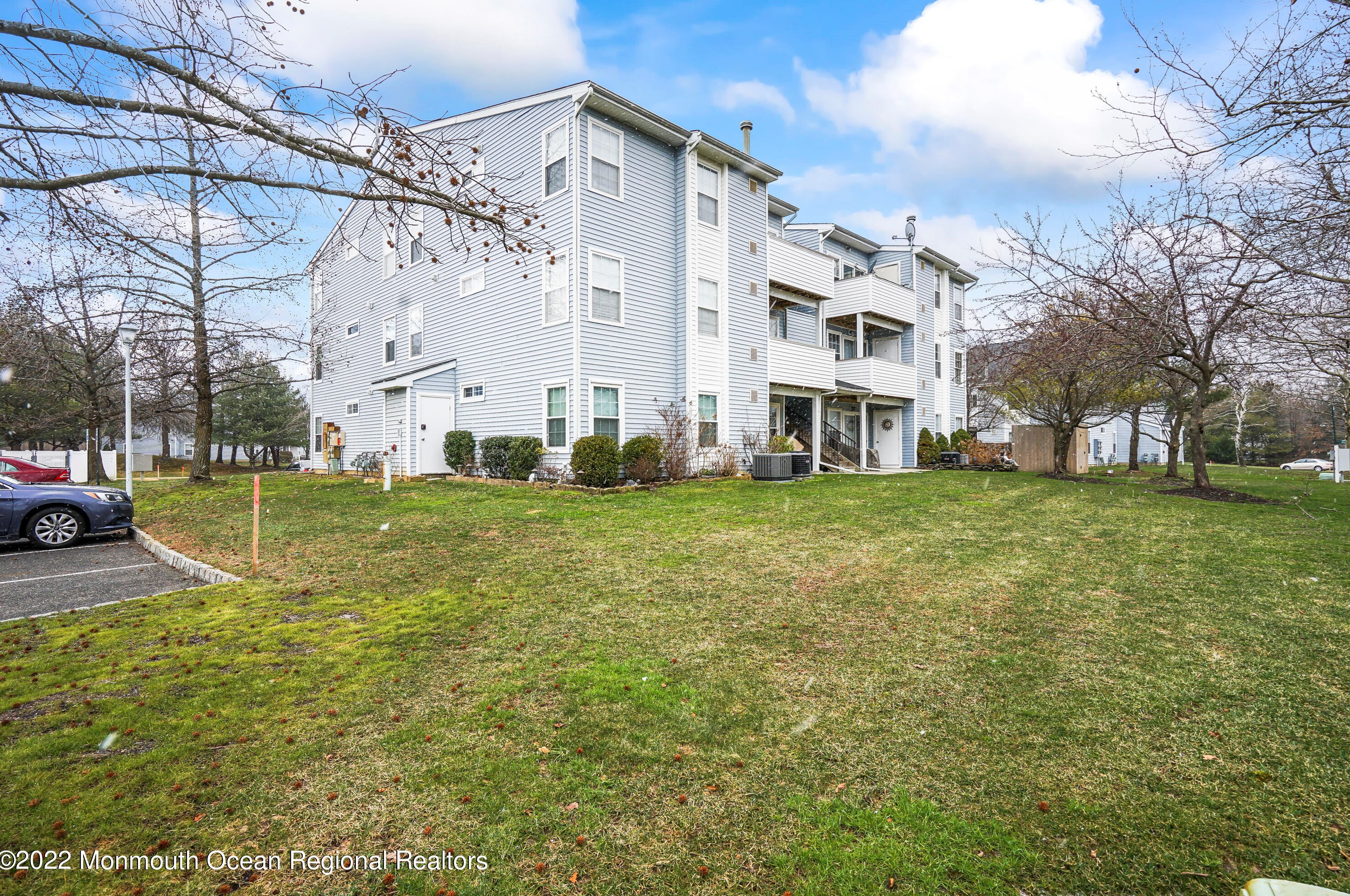 33 Jockey Ln, Wall Township, NJ 07753