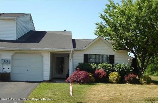 27 Farragut Square, East Freehold, NJ 07728