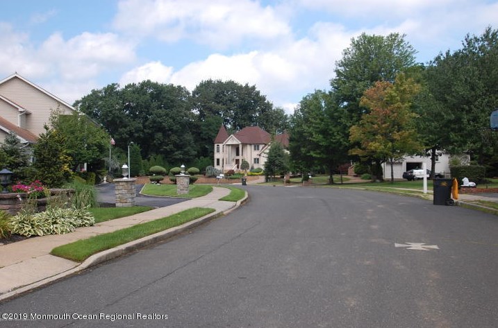 6 Leitrim Ln, Hazlet, NJ 07730