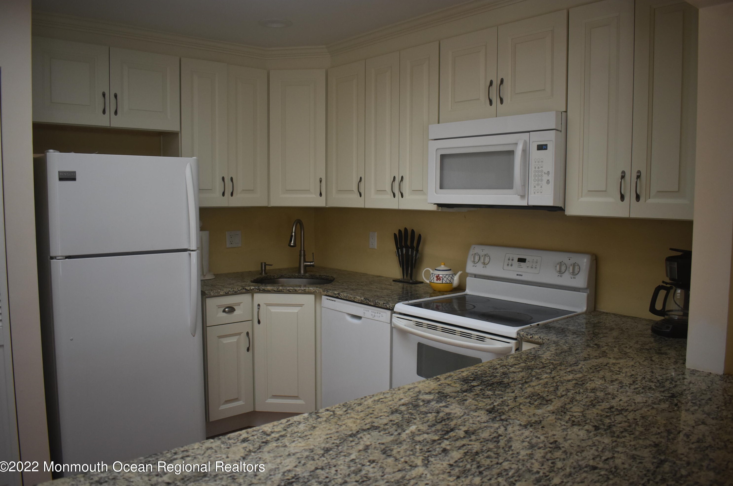 9 Manchester Ct, Tinton Falls, NJ 07701