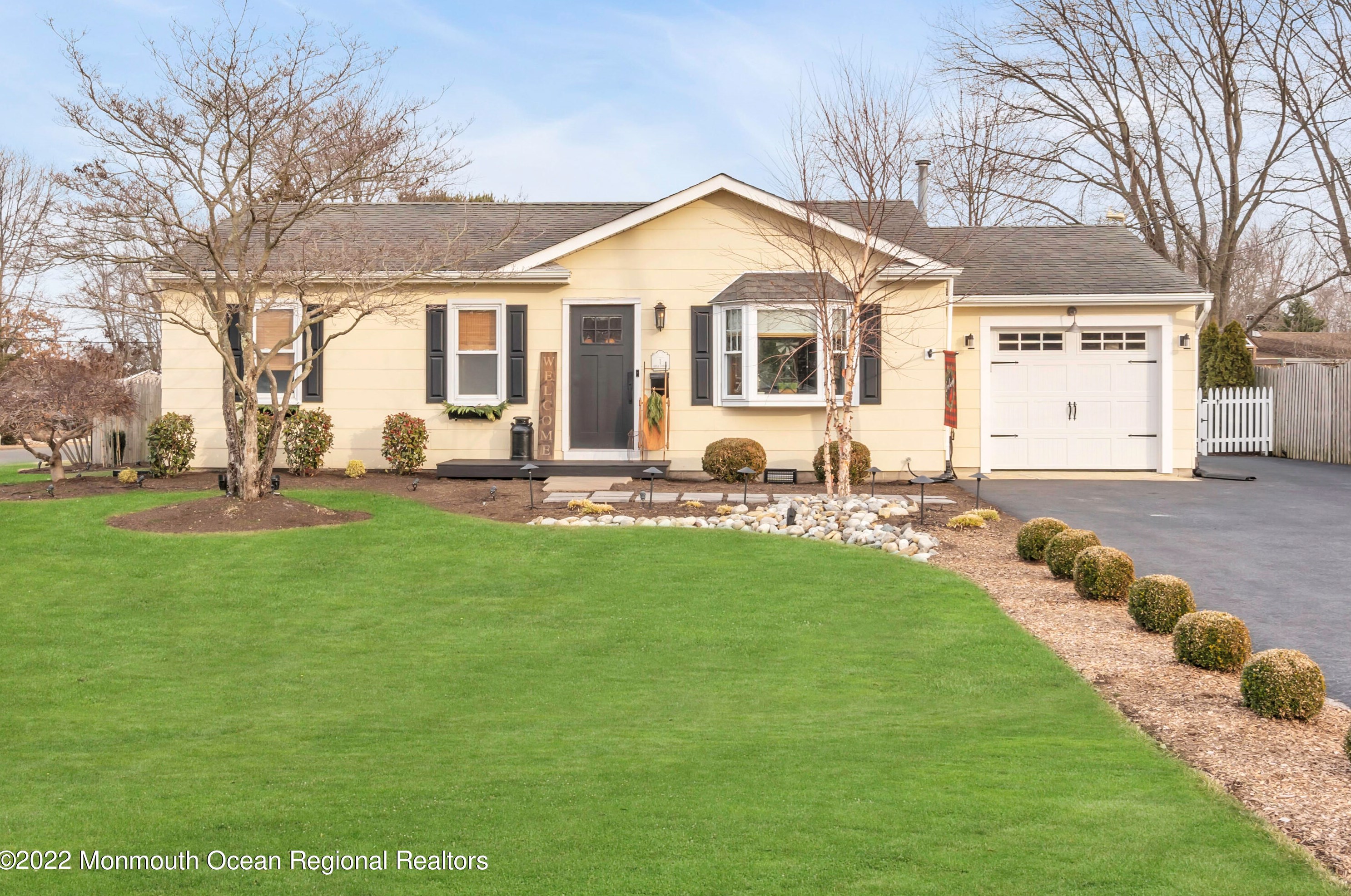 1 Gull Ct, Lacey, NJ 08731