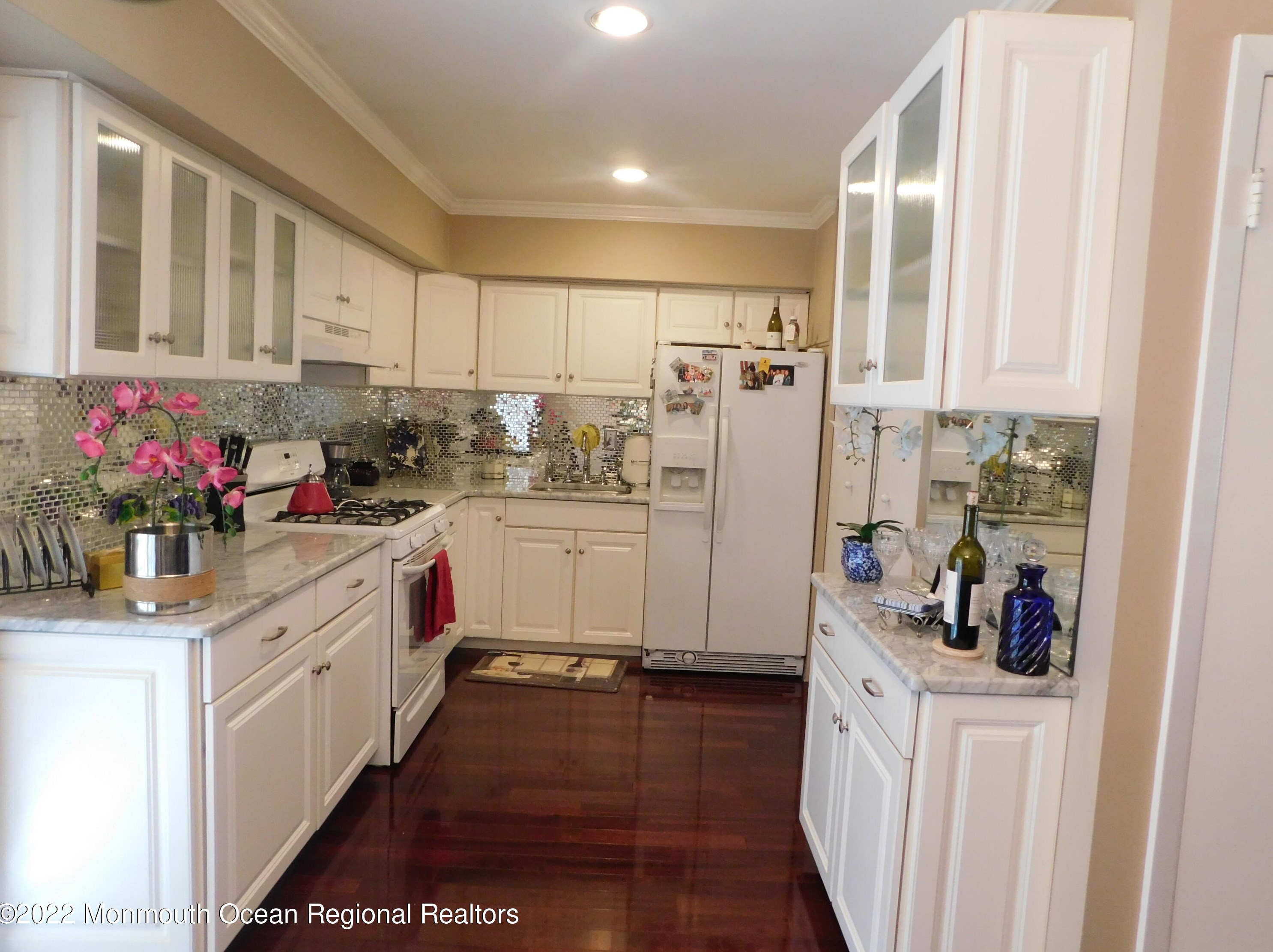 6 Texas Ct, Matawan, NJ 07747