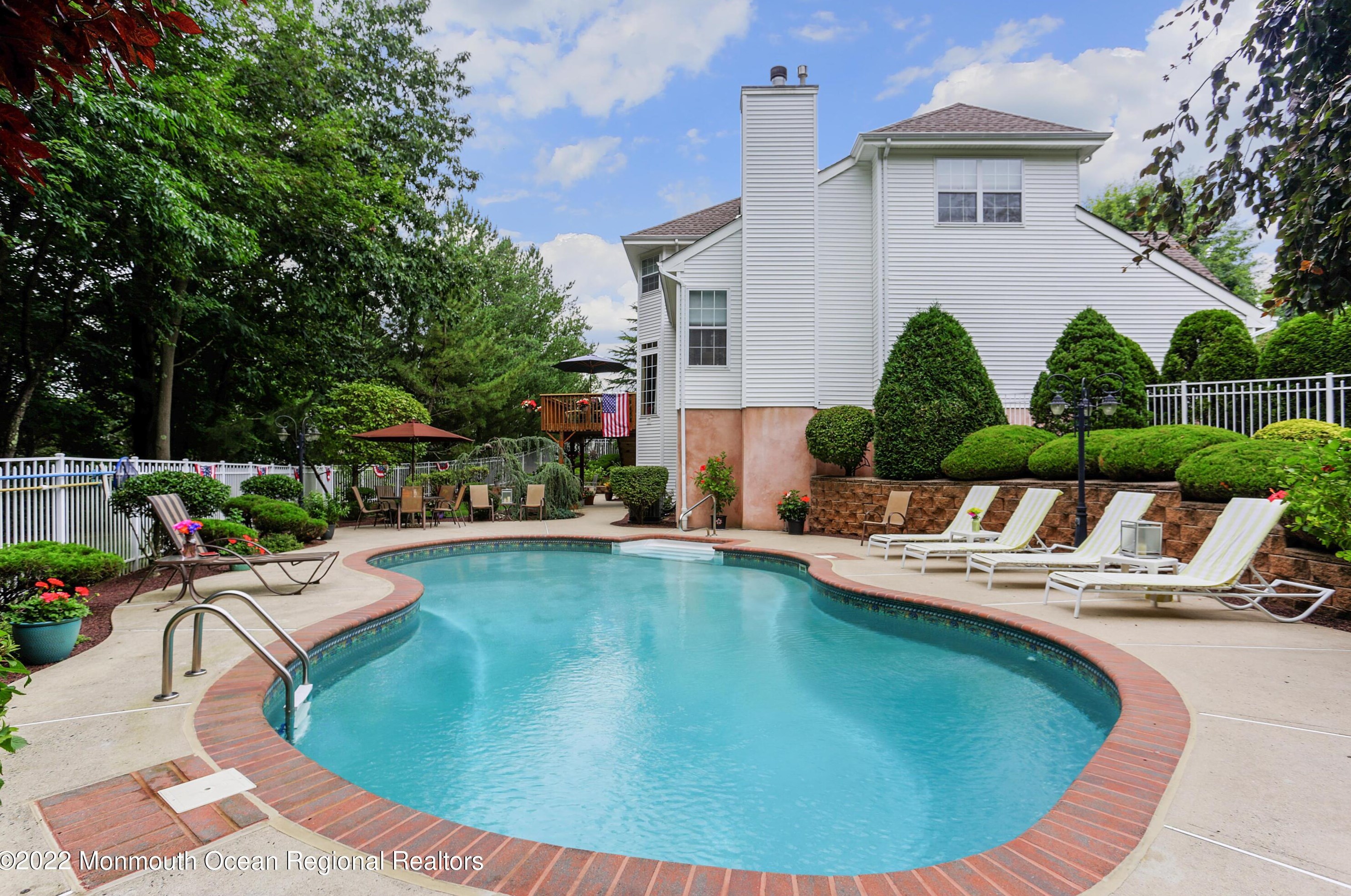 14 Dorchester Ct, Matawan, NJ 07747