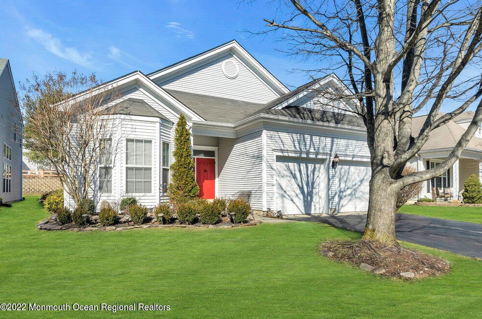 16 Goldenedge Way, Lakewood, NJ 08701