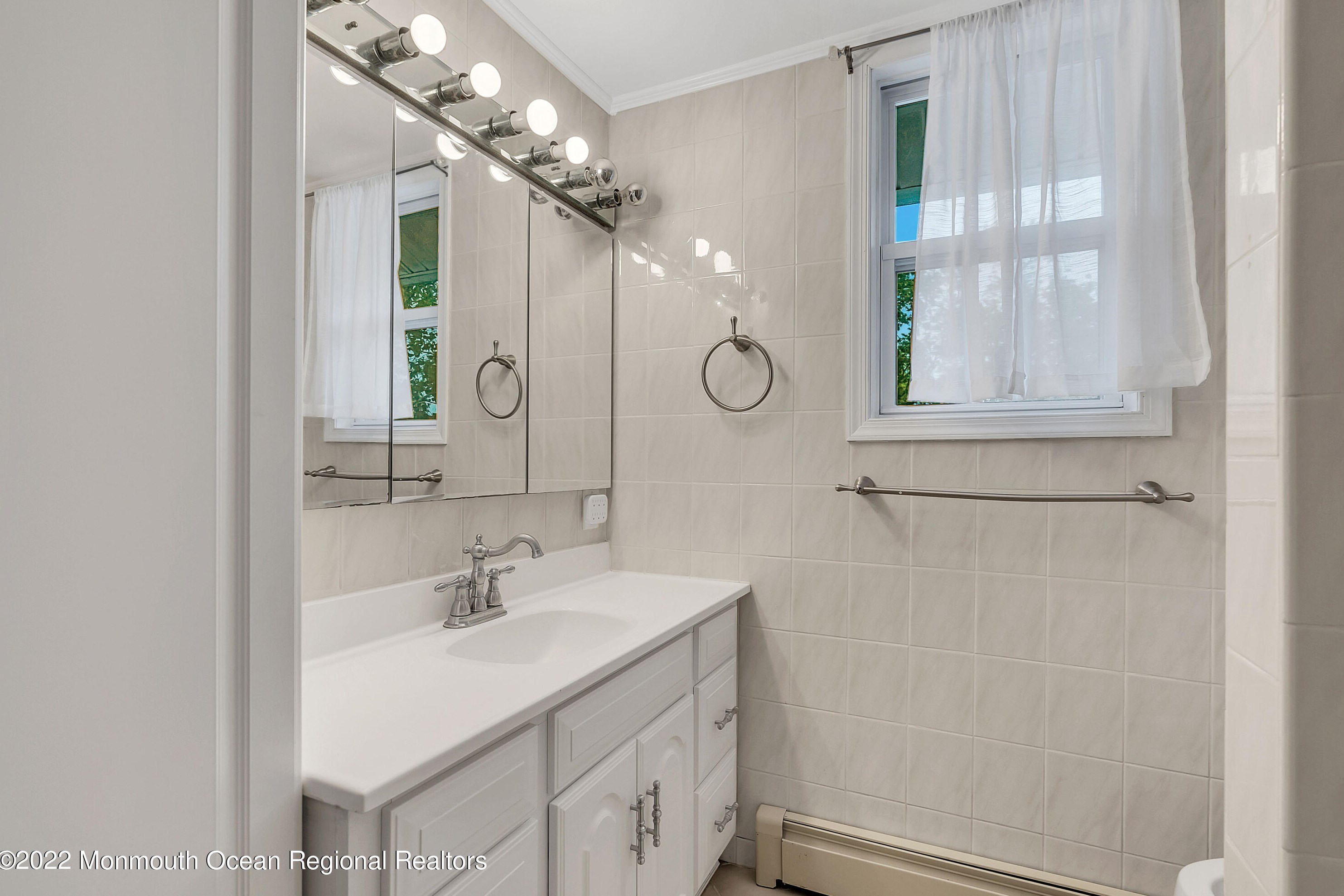 370 Park Ave, Oakhurst NJ  07755-1245 exterior