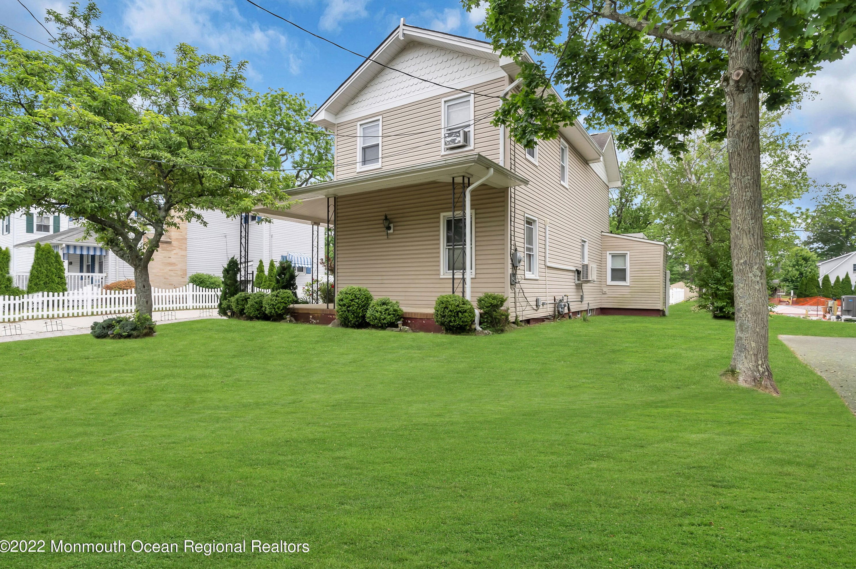 370 Park Ave, Oakhurst, NJ 07755-1245