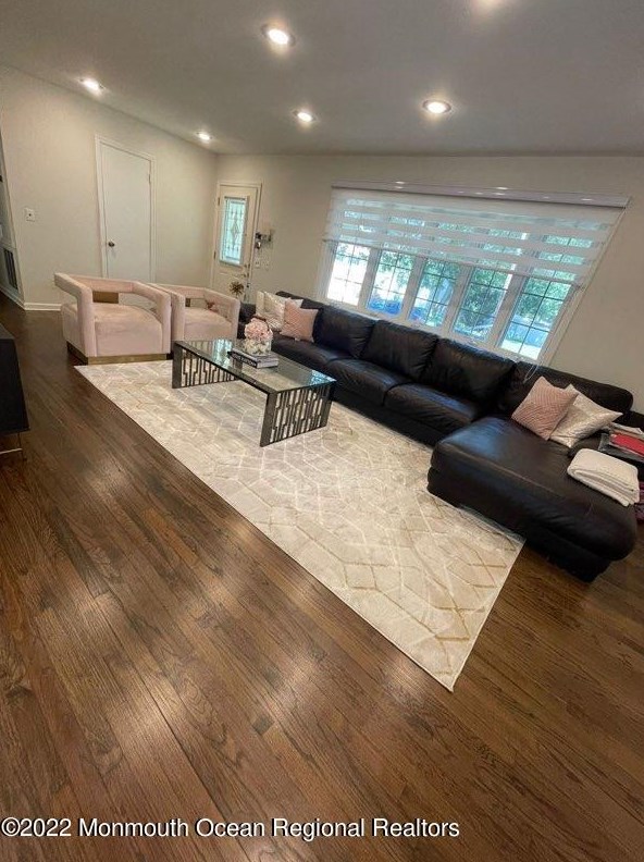 6 Teabury Ln, Oakhurst, NJ 07755