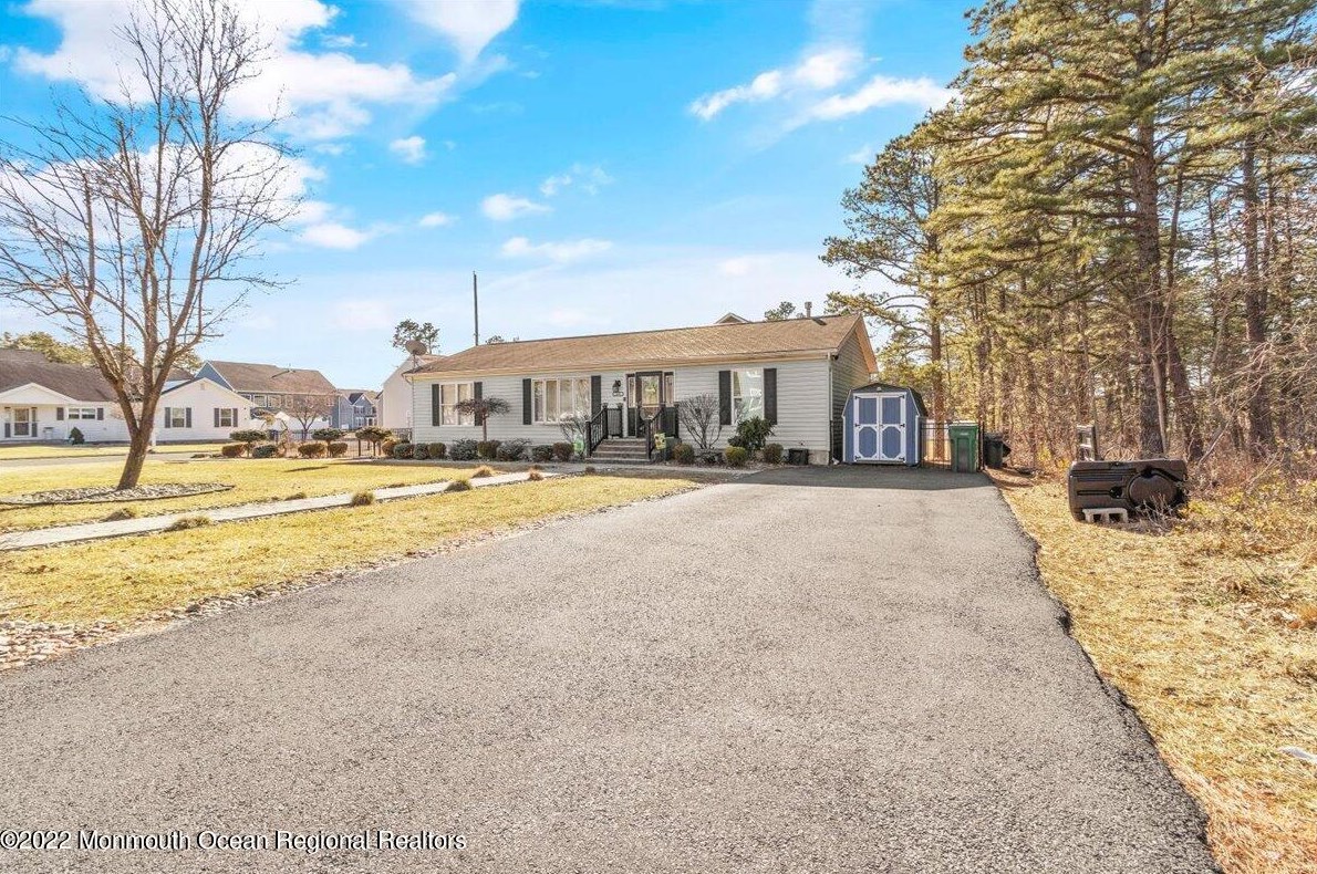 2001 Middlesex St, Toms River, NJ 08757-1127
