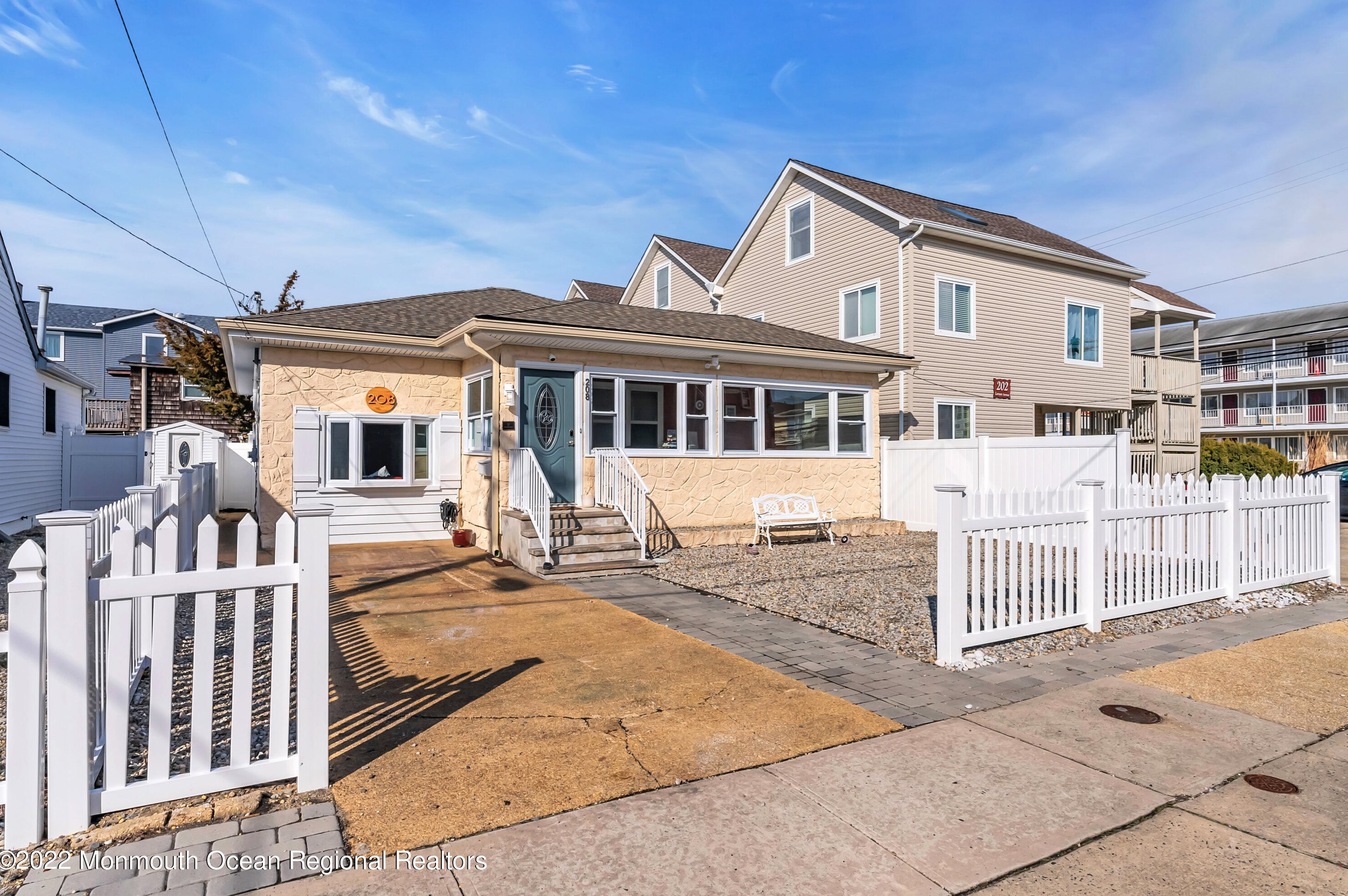 208 Carteret Ave, Pelican Island, NJ 08751