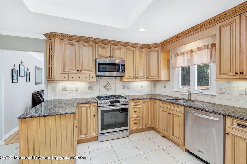104 Orange St, Oakhurst, NJ 07755