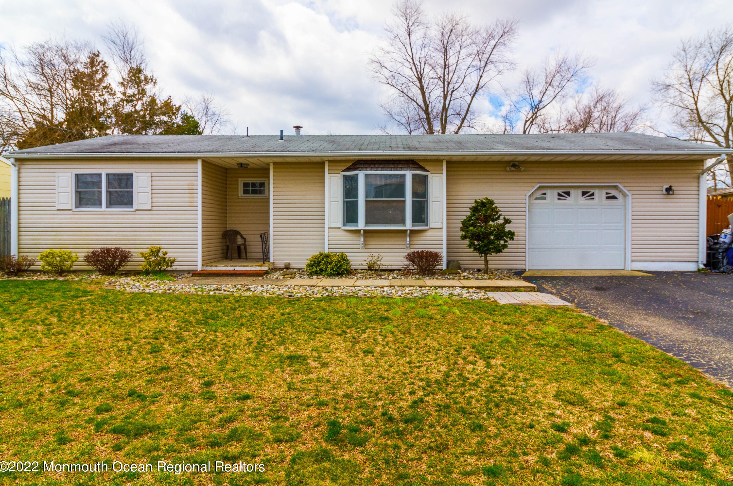 906 Salem Dr, Toms River, NJ 08753-3948