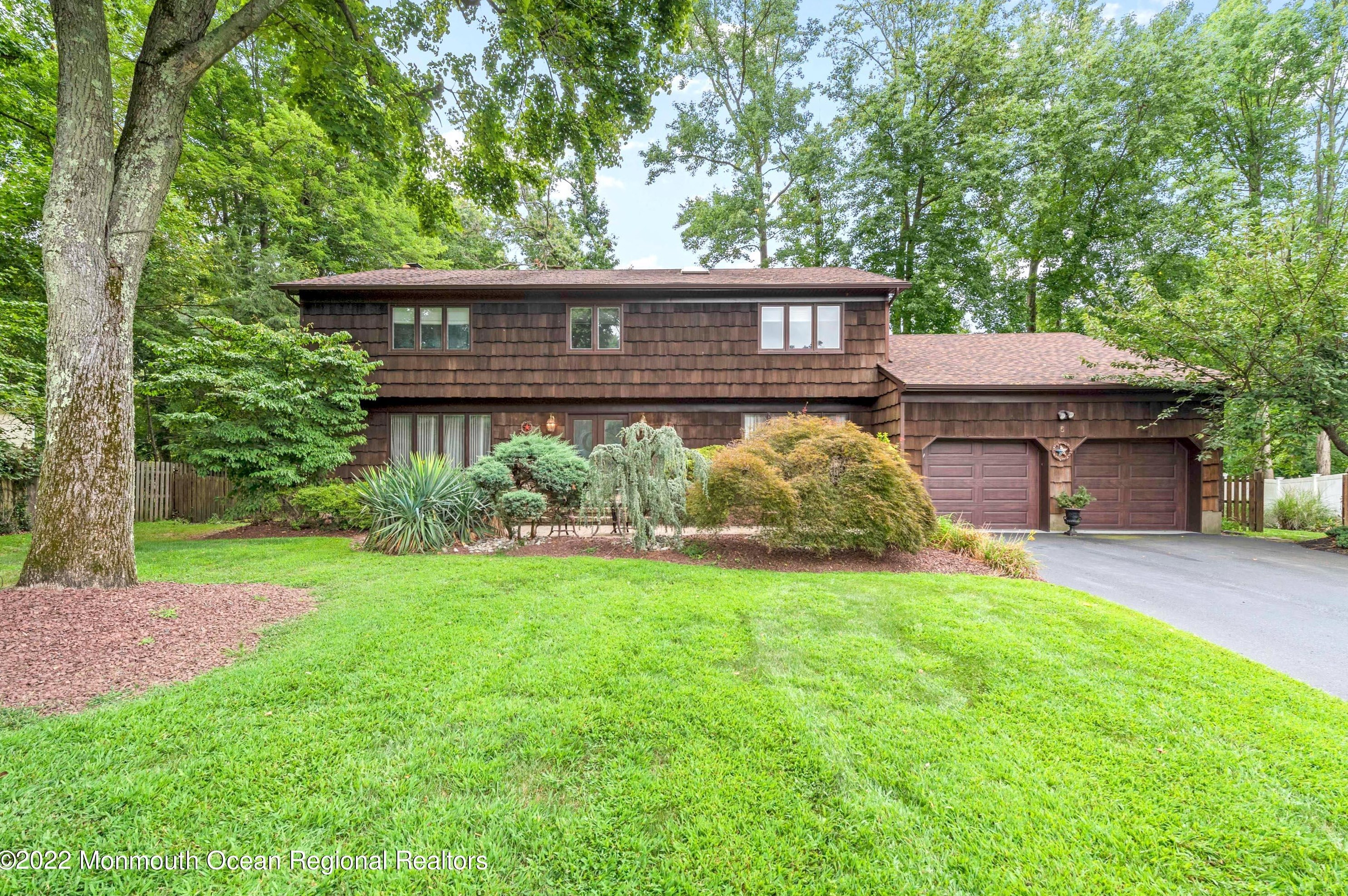 5 Meadow Ct, Millstone Township, NJ 07726-3242