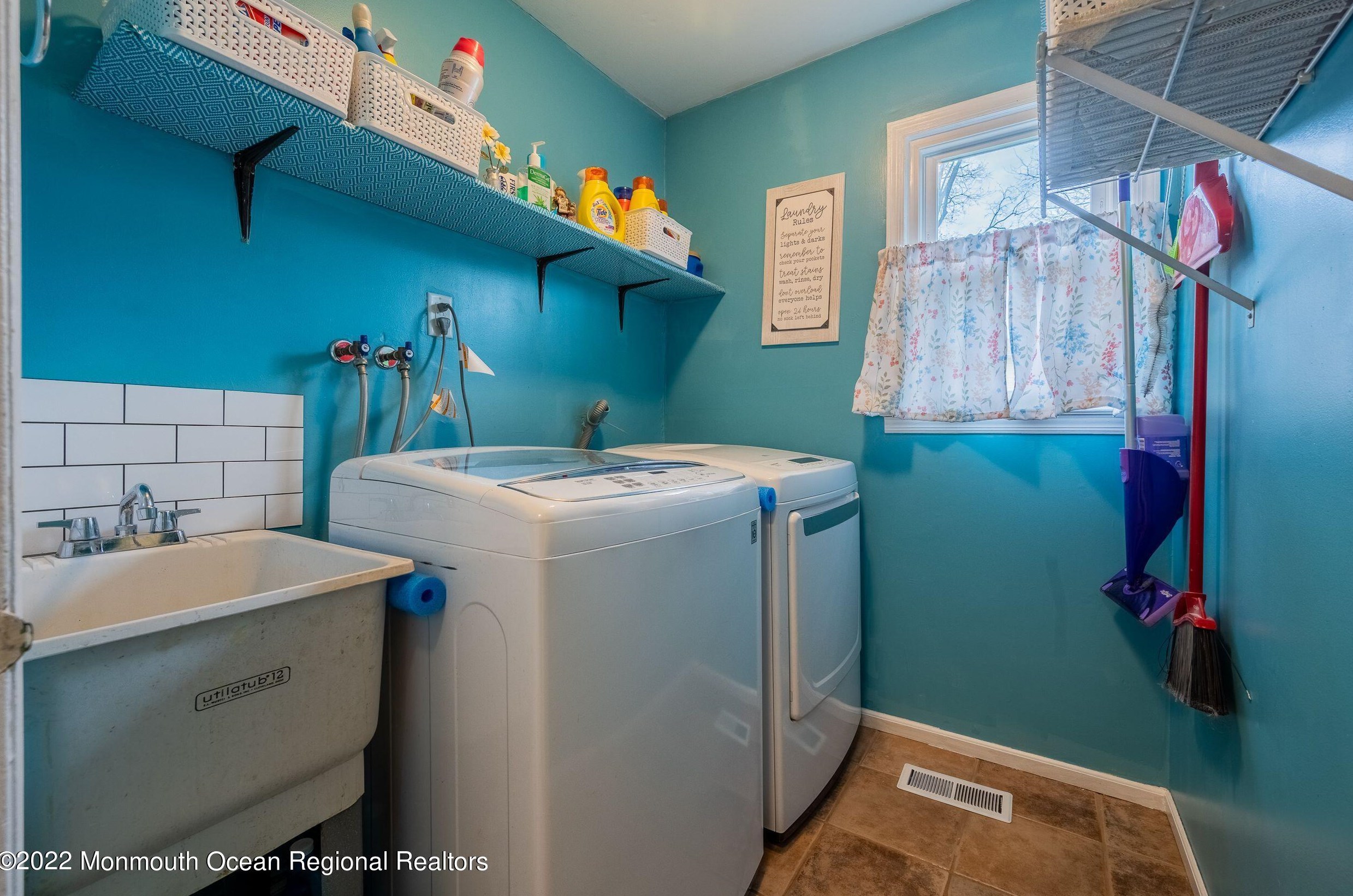 22 Plafsky Dr, Edison NJ 08817-2239 exterior