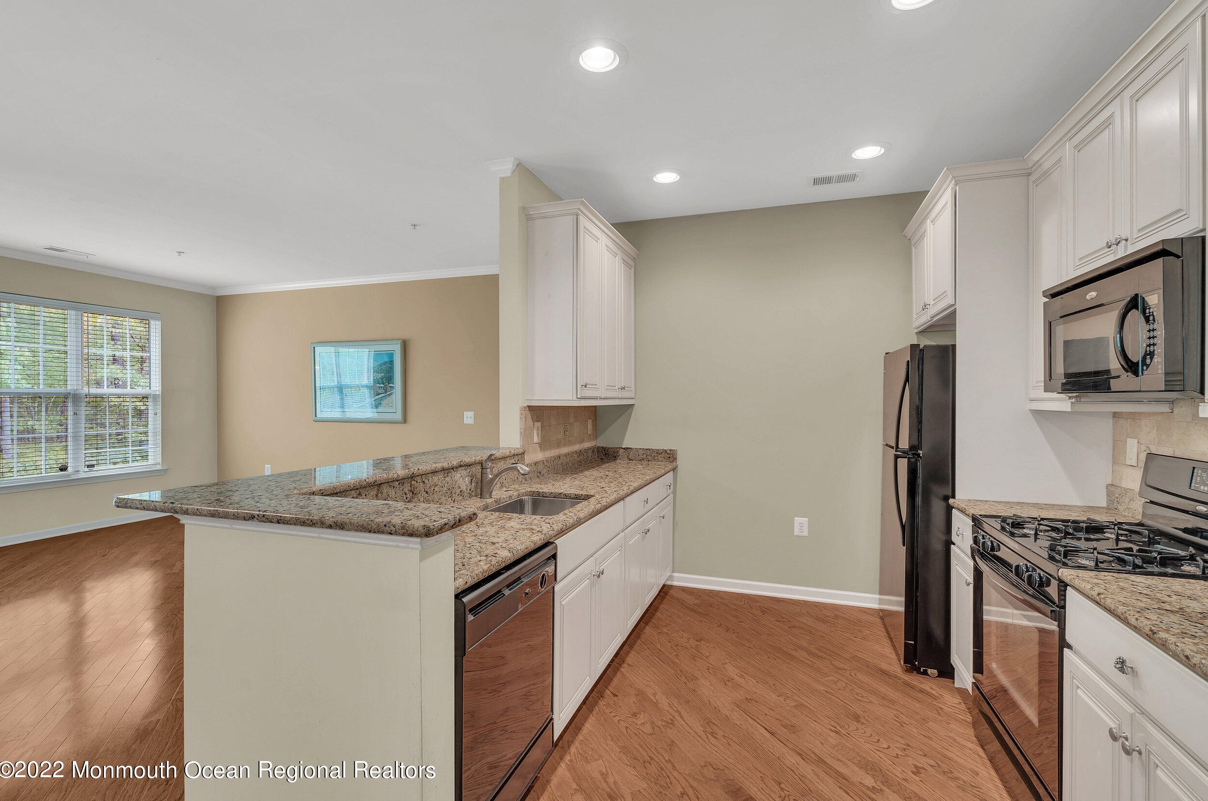 618 Sophee Ln, Lakewood, NJ 08701