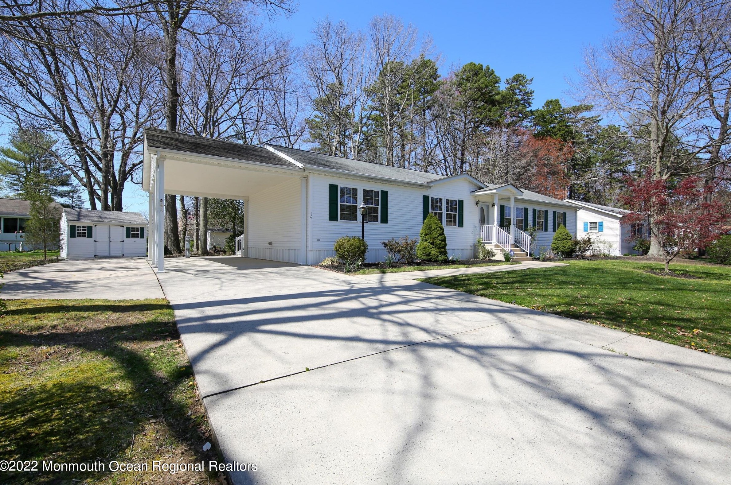 16 Royal Oak Dr, Upper Freehold Township, NJ 08514